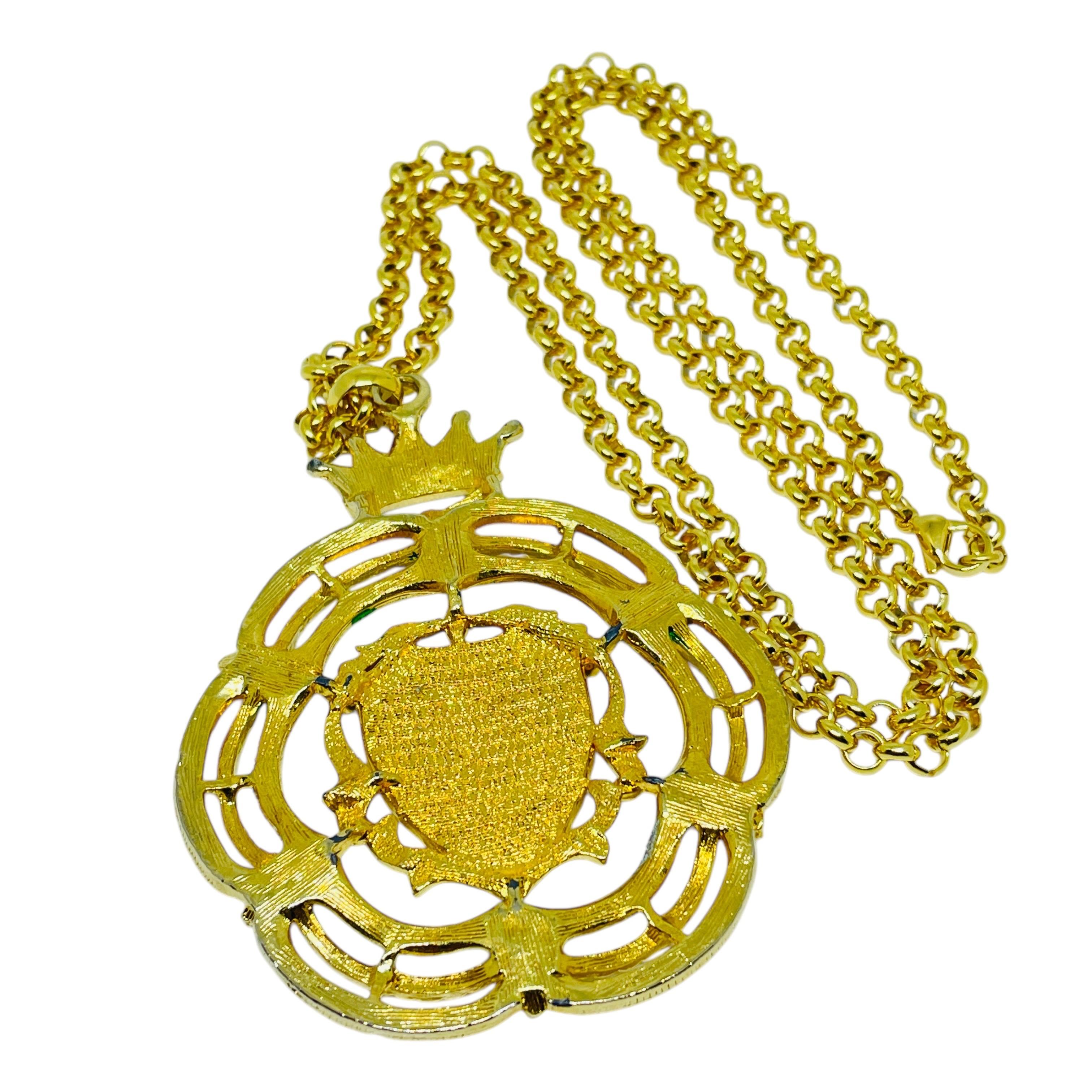 Vintage gold tone green enamel long chain designer necklace In Good Condition For Sale In Palos Hills, IL