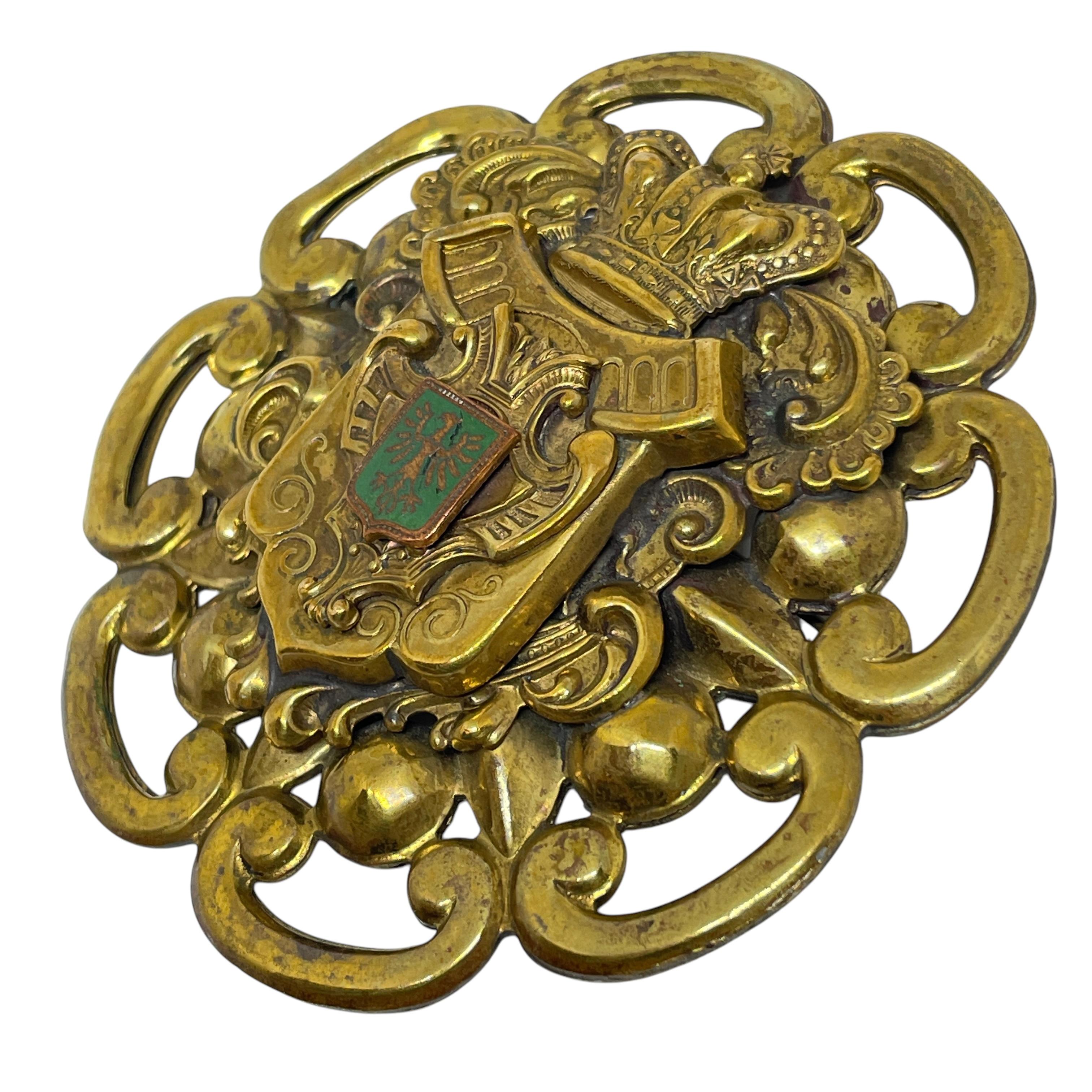 Donna Spilla vintage con scudo e aquila in smalto verde dorato in vendita