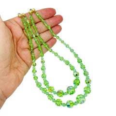 Collana di design vintage con cristalli sfaccettati verdi e finitura dorata