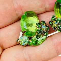 Pendientes vintage de clip de cristal verde en tono dorado