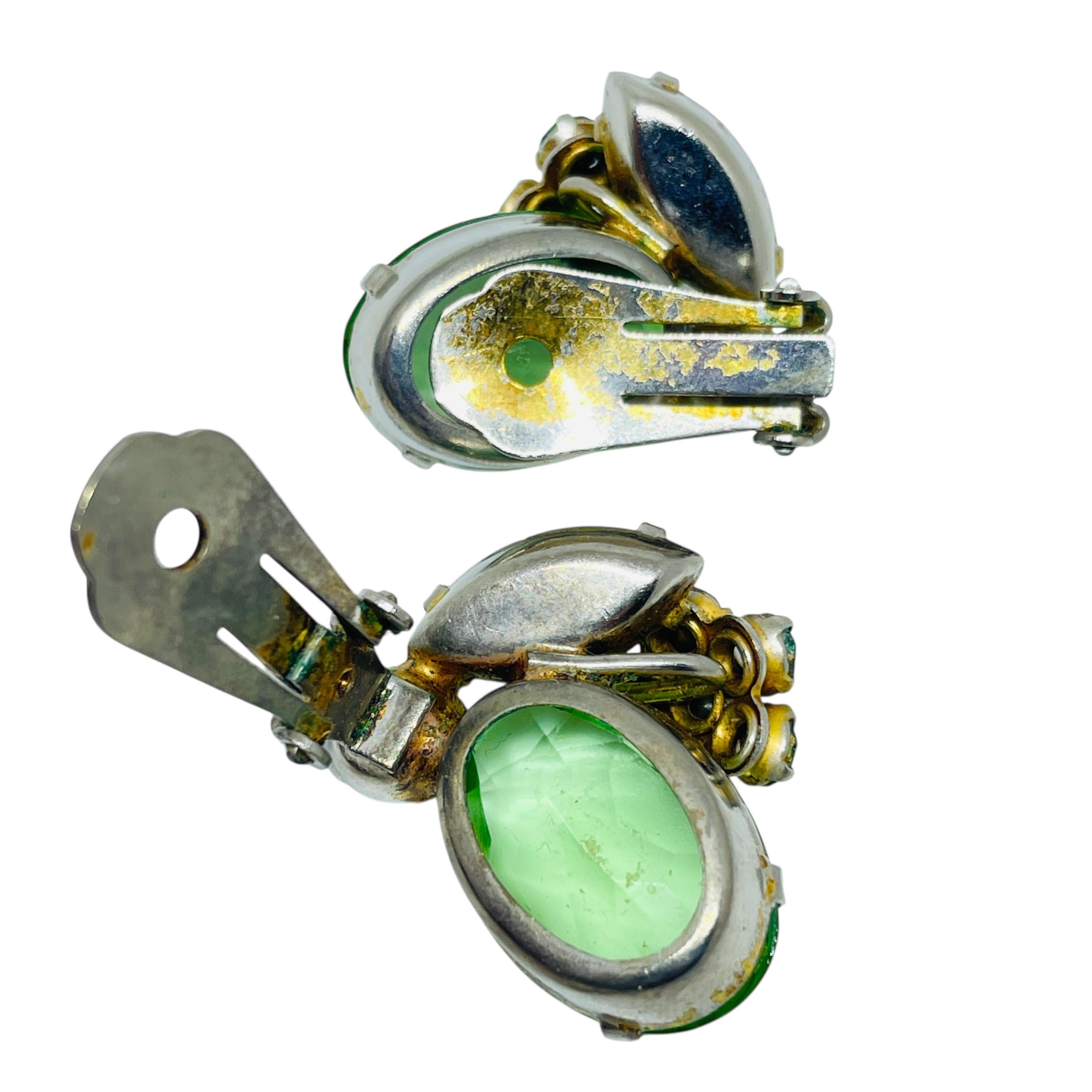Vintage Goldton grün Glas Clip auf Ohrringe für Damen oder Herren im Angebot