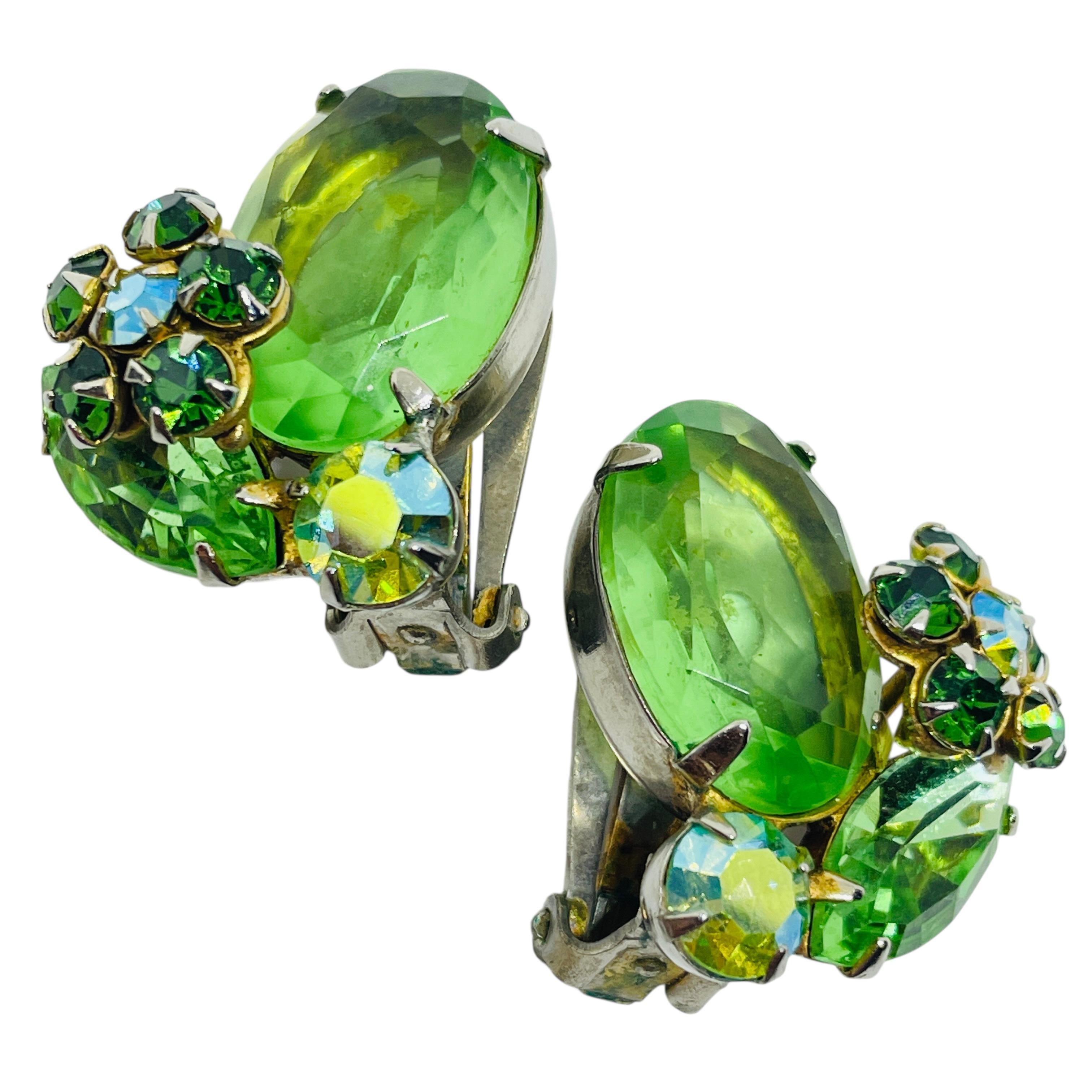 Vintage Goldton grün Glas Clip auf Ohrringe im Angebot 1