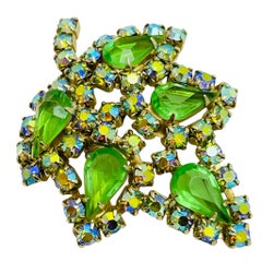 Broche vintage en verre vert doré de designer