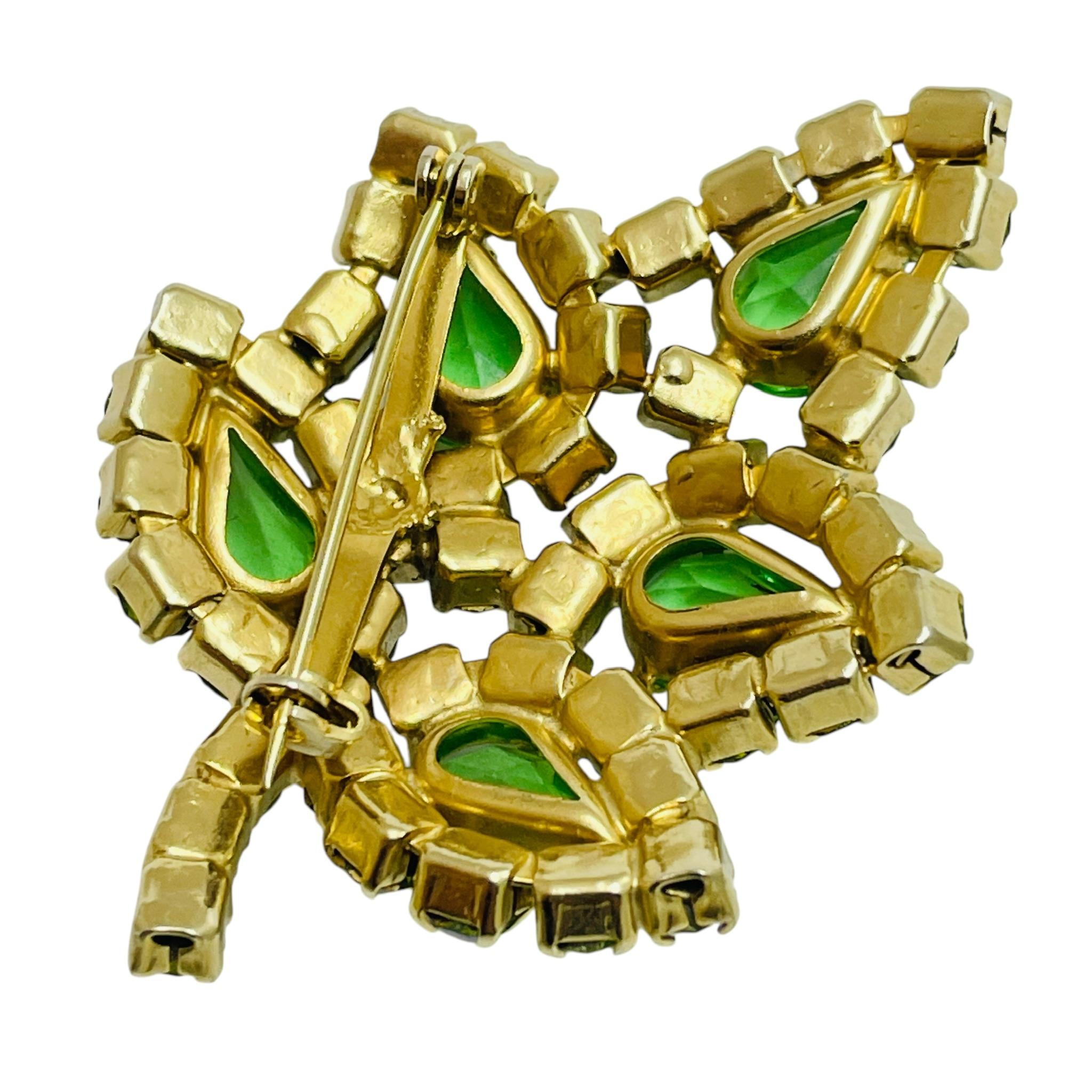 Vintage gold tone green glass designer brooch In Good Condition For Sale In Palos Hills, IL