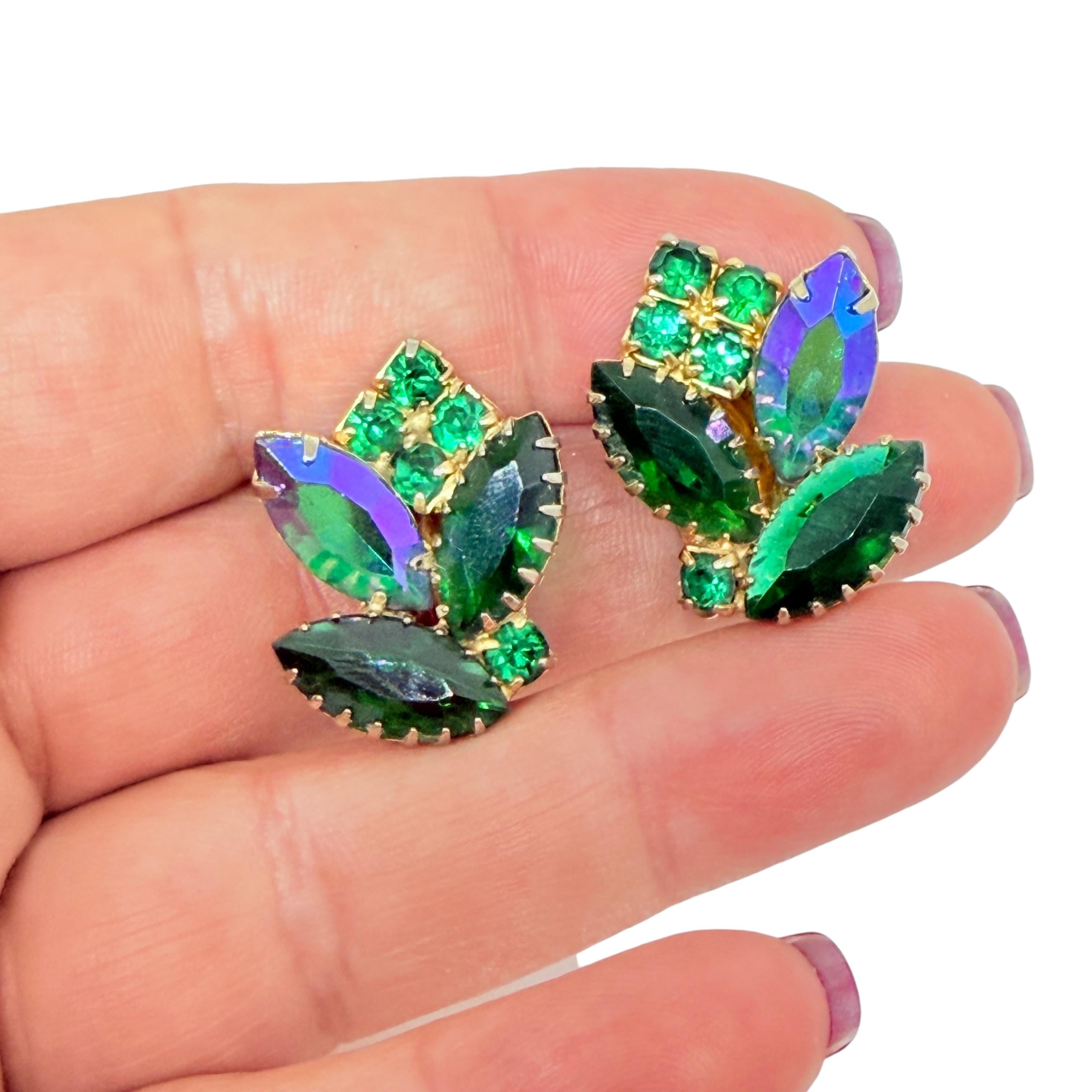 DETAILS

- • ohne Vorzeichen 

- • goldfarben mit Glas 

- • Vintage-Designer-Ohrringe
 
MASSNAHMEN  

- • CONDIT

- •  sehr guter Vintage-Zustand mit minimalen Gebrauchsspuren 

 Sku 53

❤️❤️   VINTAGE-DESIGNER-SCHMUCK   ❤️❤️

❤️❤️  ALEXANDER'S