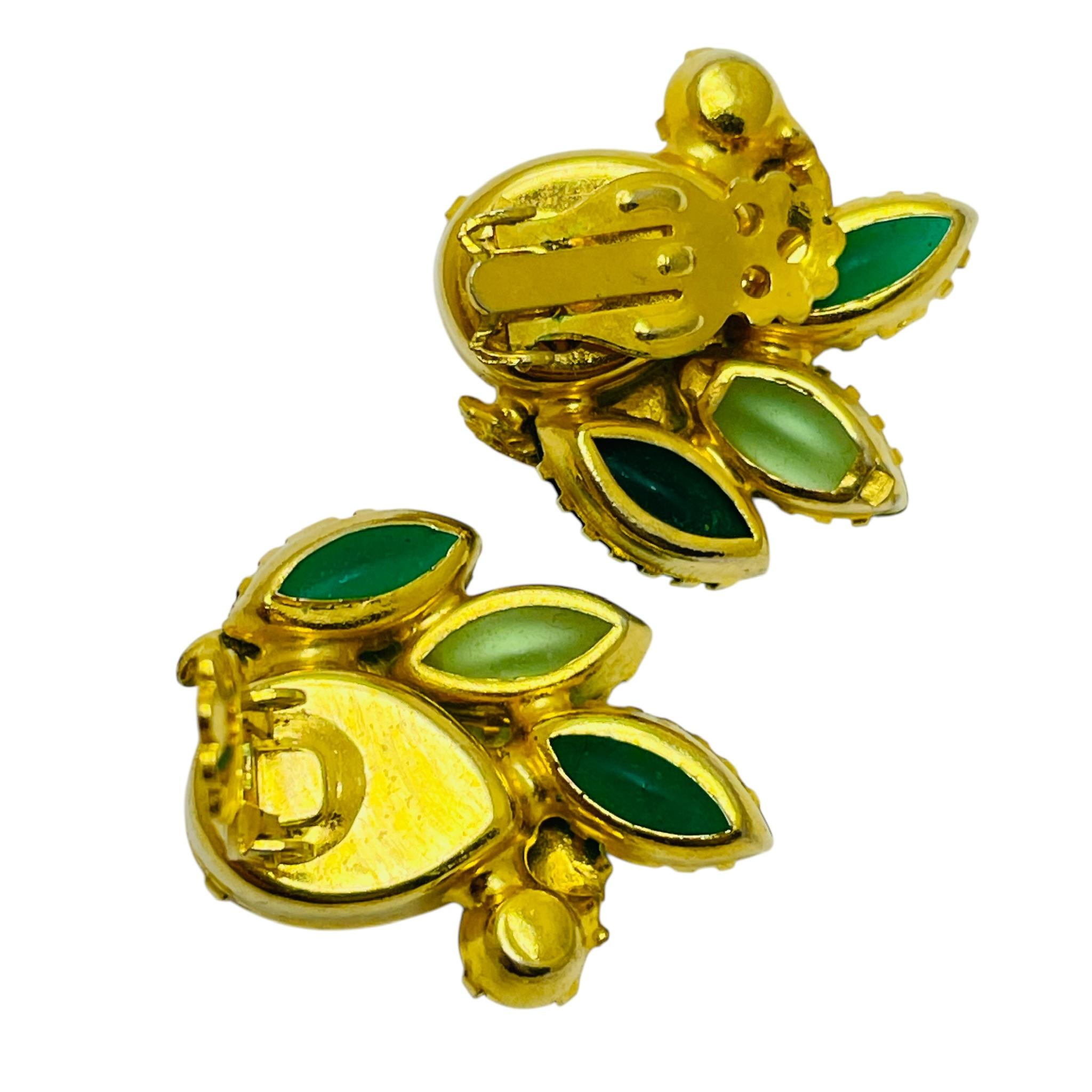 Goldfarbene Designer-Ohrringe aus grünem Glas mit Clip im Zustand „Gut“ im Angebot in Palos Hills, IL