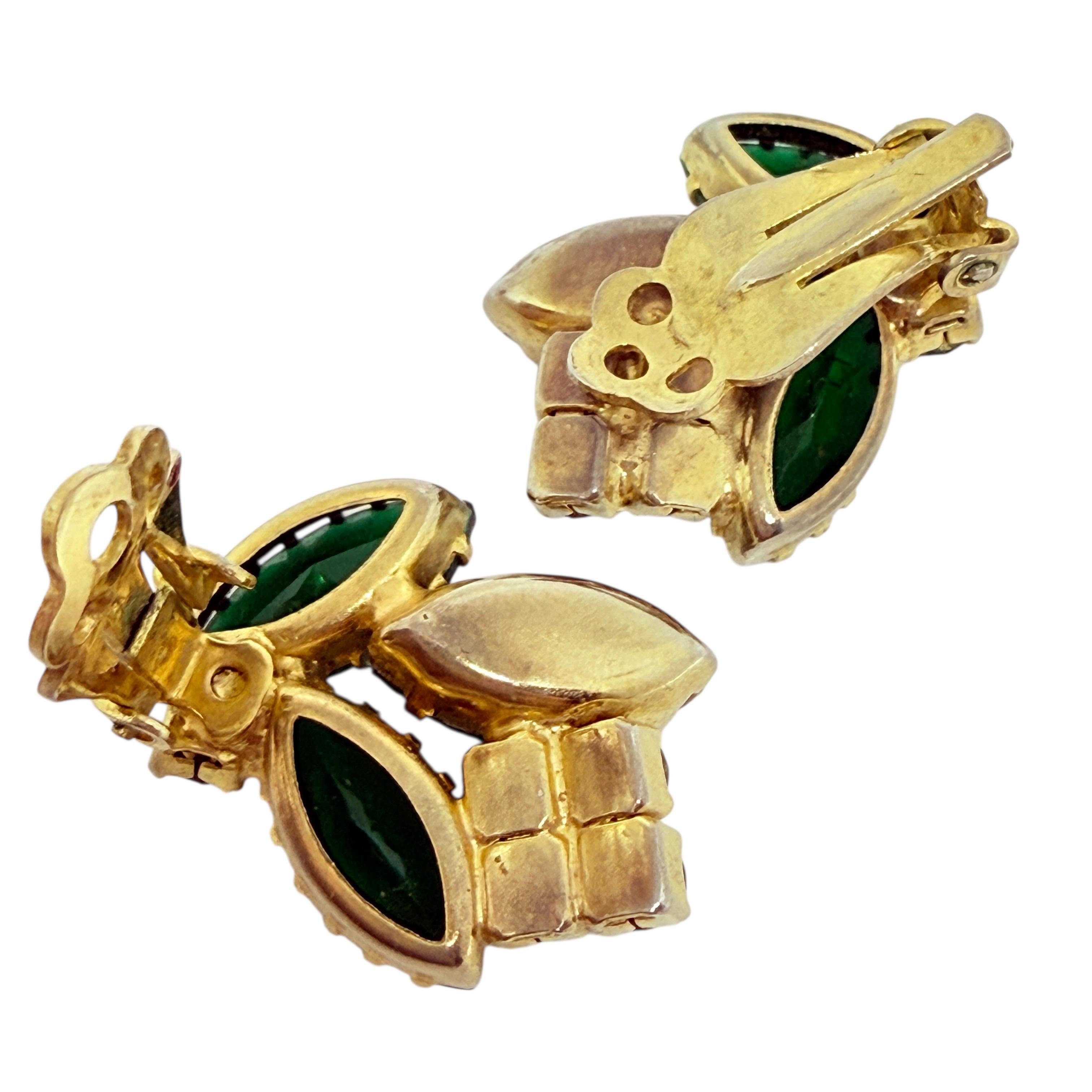 Goldfarbene Designer-Ohrringe aus grünem Glas mit Clip im Zustand „Gut“ im Angebot in Palos Hills, IL