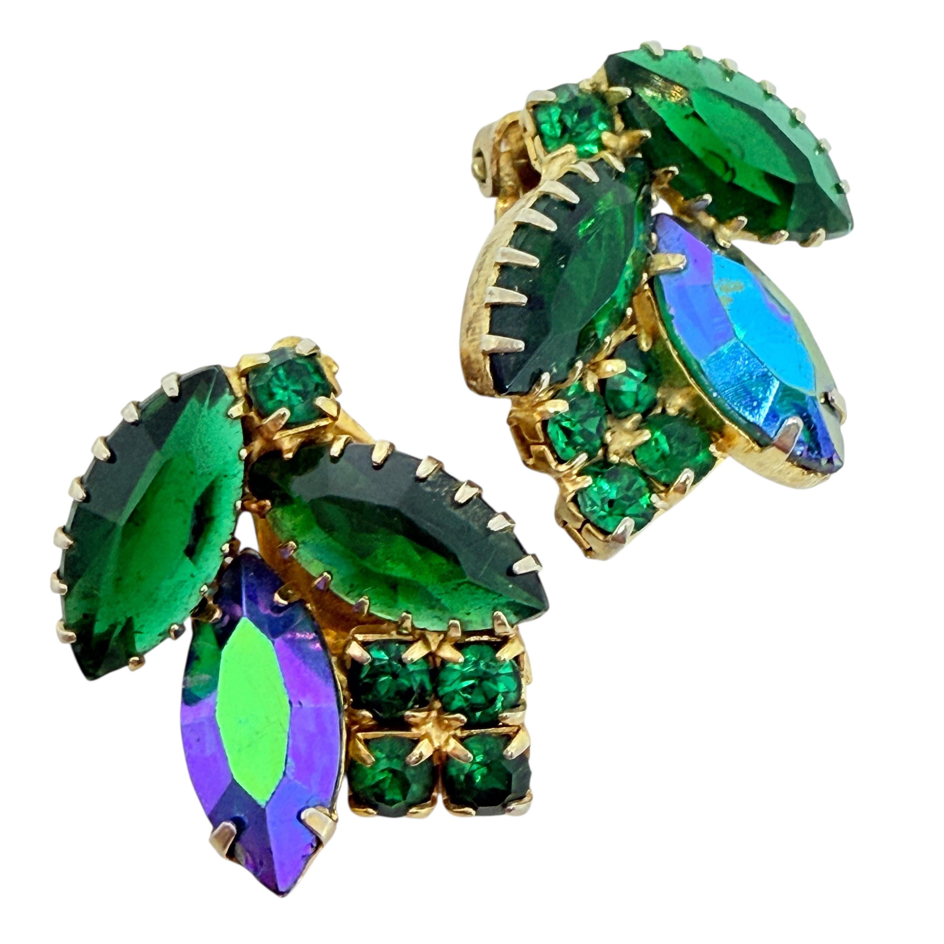 Goldfarbene Designer-Ohrringe aus grünem Glas mit Clip im Angebot 1