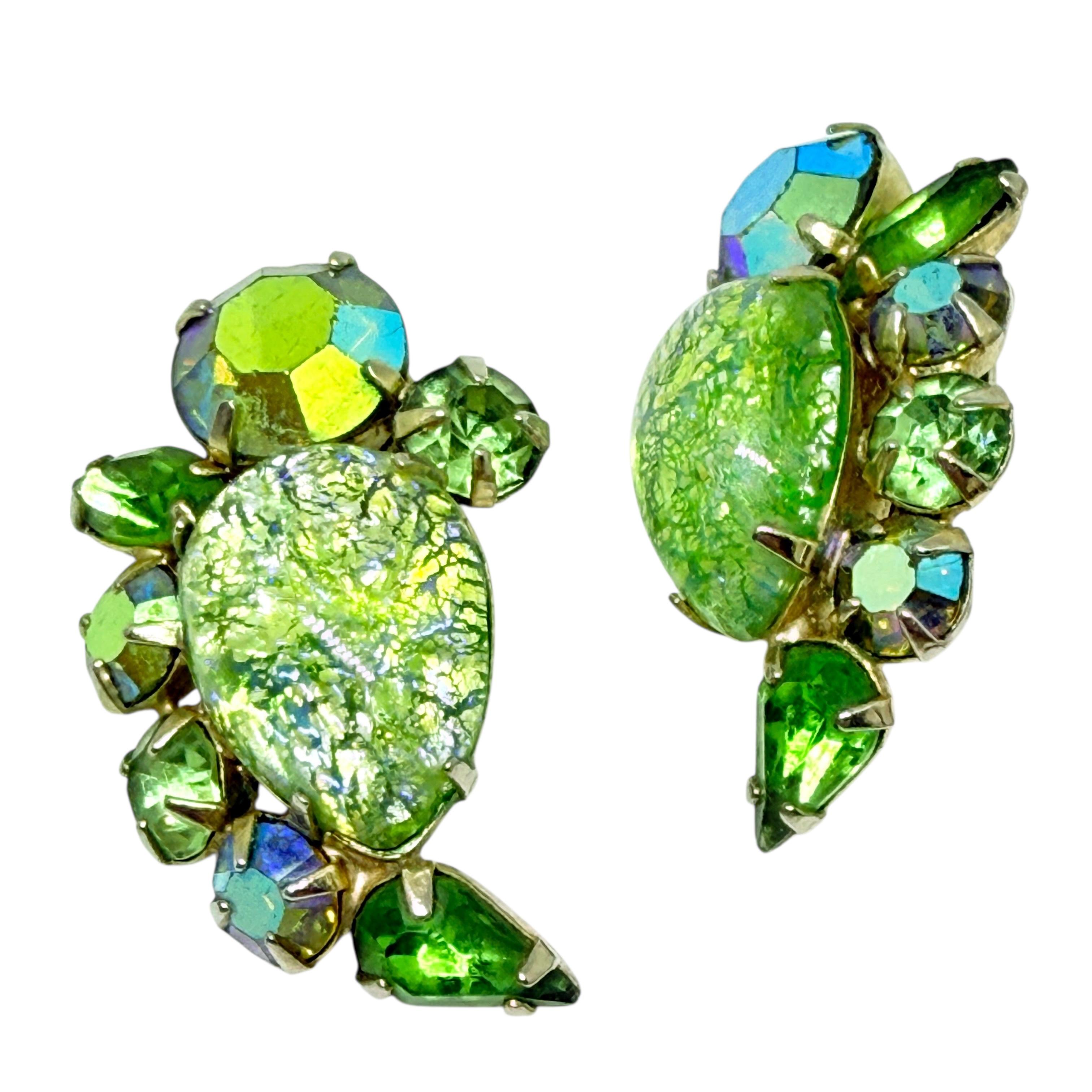 Vintage Gold Ton grün Glas Steine Designer Clip auf Ohrringe für Damen oder Herren im Angebot