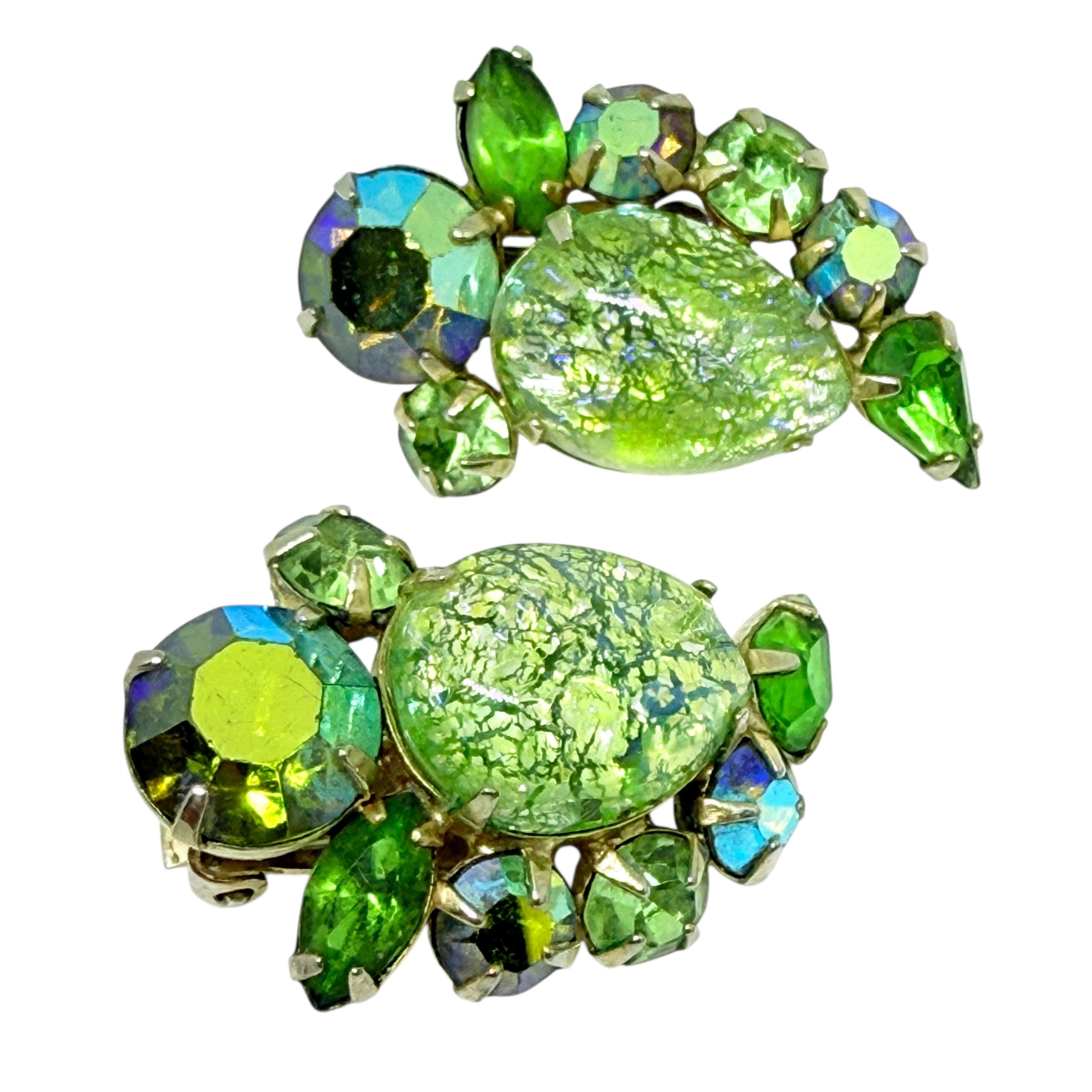 Vintage Gold Ton grün Glas Steine Designer Clip auf Ohrringe im Angebot 1
