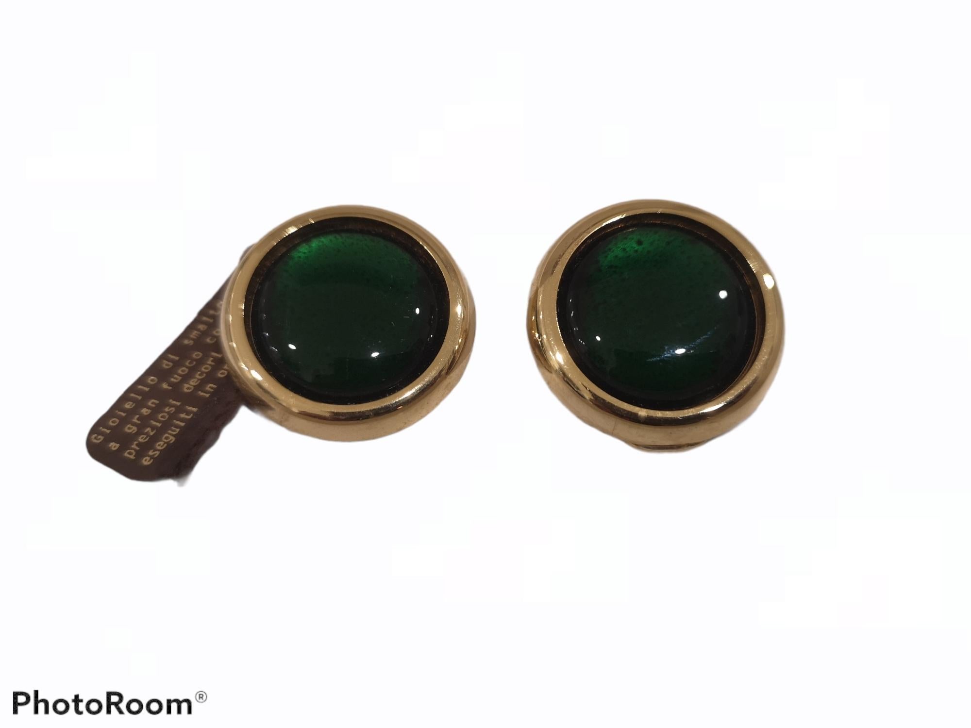 Vintage gold tone green stone clip on earrings  In Excellent Condition In Capri, IT