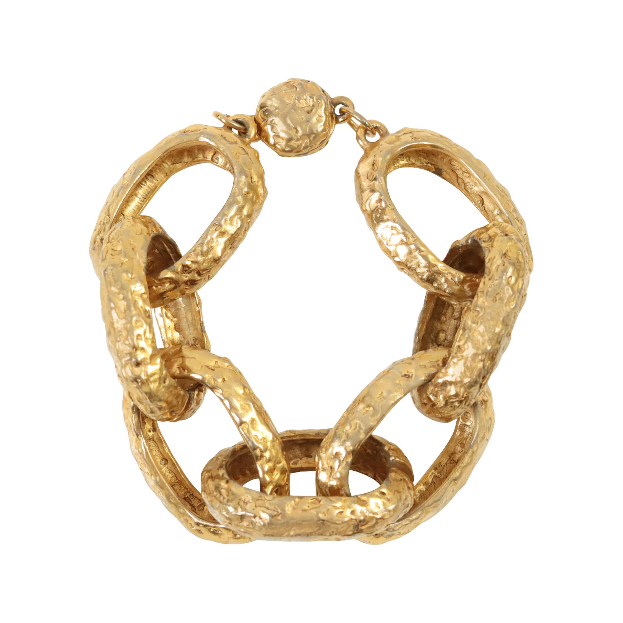 Vintage Gold Tone Hammered Heavy Link Bracelet Circa 1980. Ce bracelet présente des maillons ovales substantiels qui sont martelés et qui font bonne figure. Ils sont d'un or légèrement plus foncé et sont très chics.  Il peut facilement être porté
