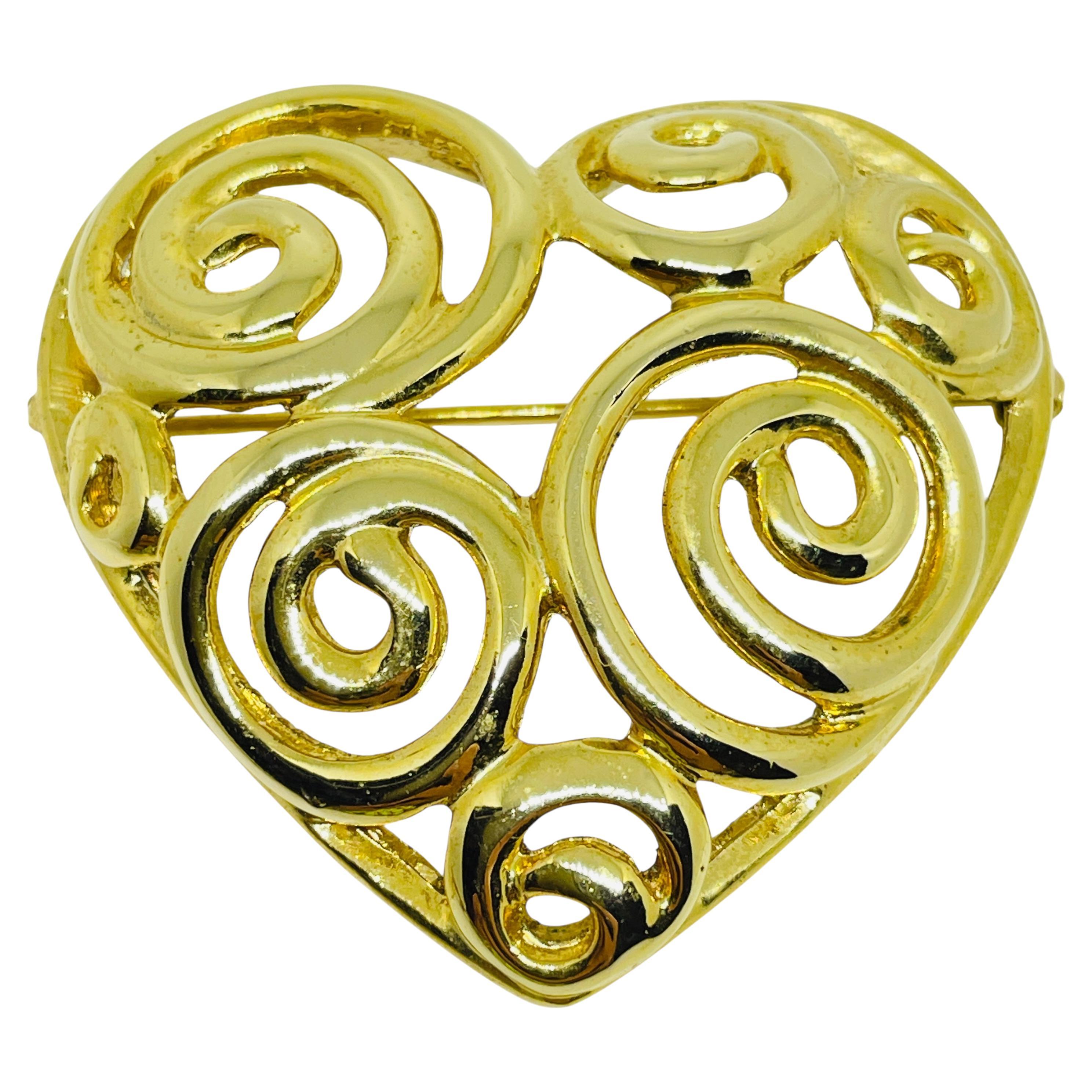 Broche vintage de designer en forme de cœur en métal doré