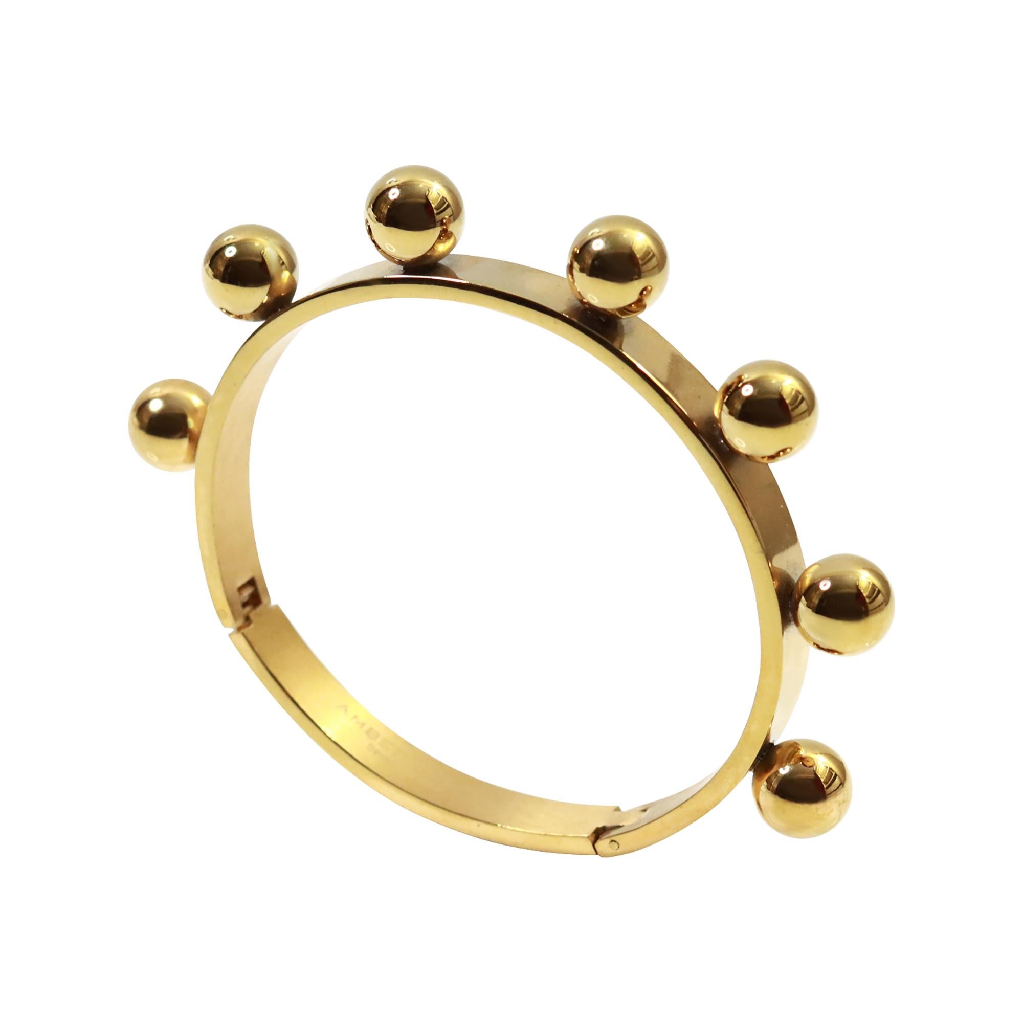 Pulsera Pesada Vintage Tono Dorado Con Bolas Fijas Circa D�écada De 1990.  Este brazalete me recuerda a lo que sería un Cartier, o algo de ese calibre.  Es sustancial y está bien hecho. Presenta una ranura y una lengüeta oculta que tira firmemente