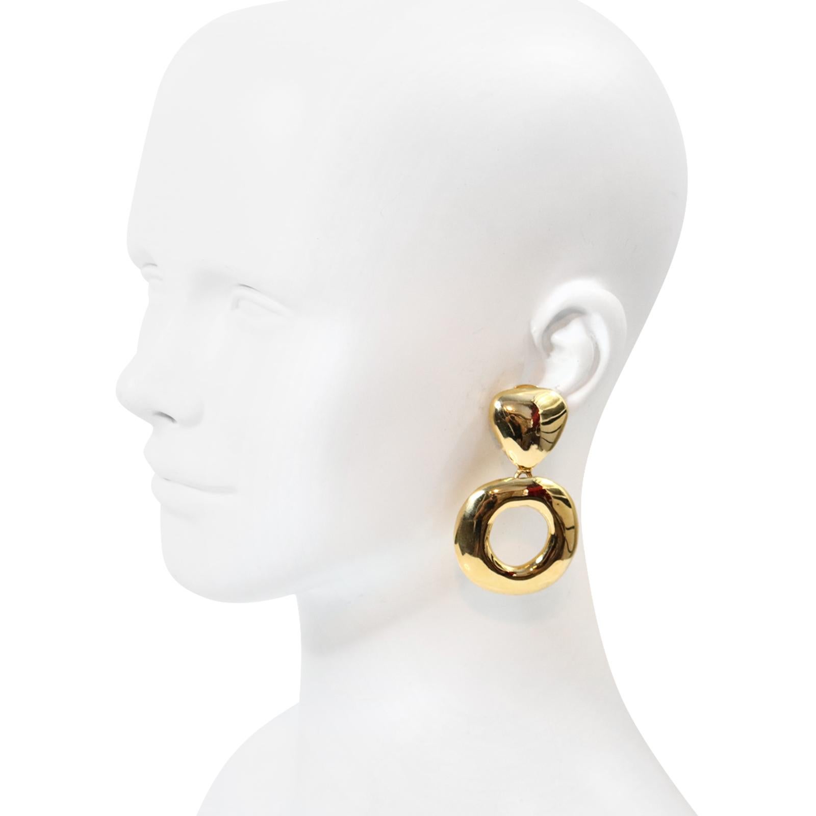 Vintage Gold Tone Hoop Earrings Circa 1980s In Good Condition For Sale In New York, NY