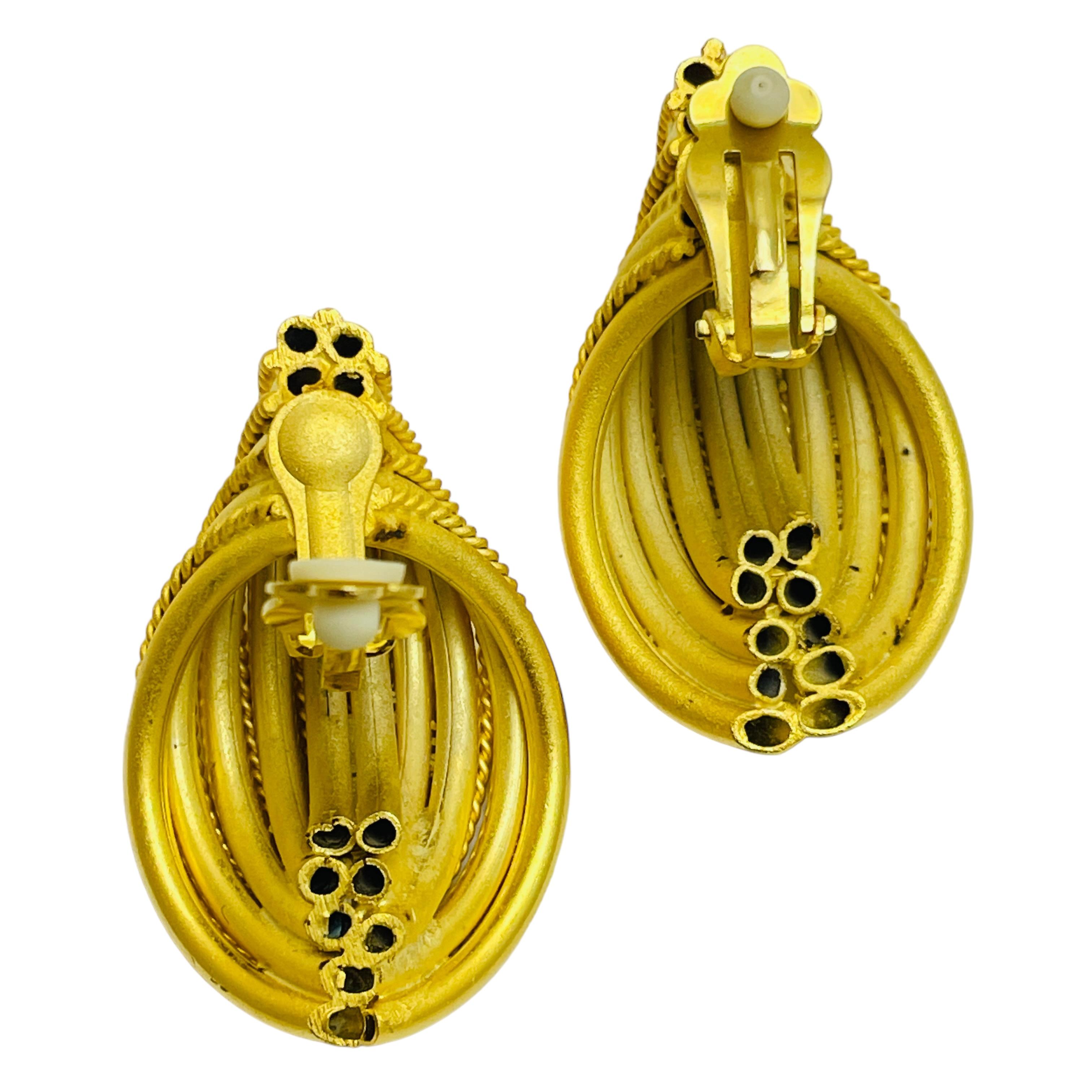 Orecchini a clip d'epoca in tonalità oro di grande design In condizioni buone in vendita a Palos Hills, IL