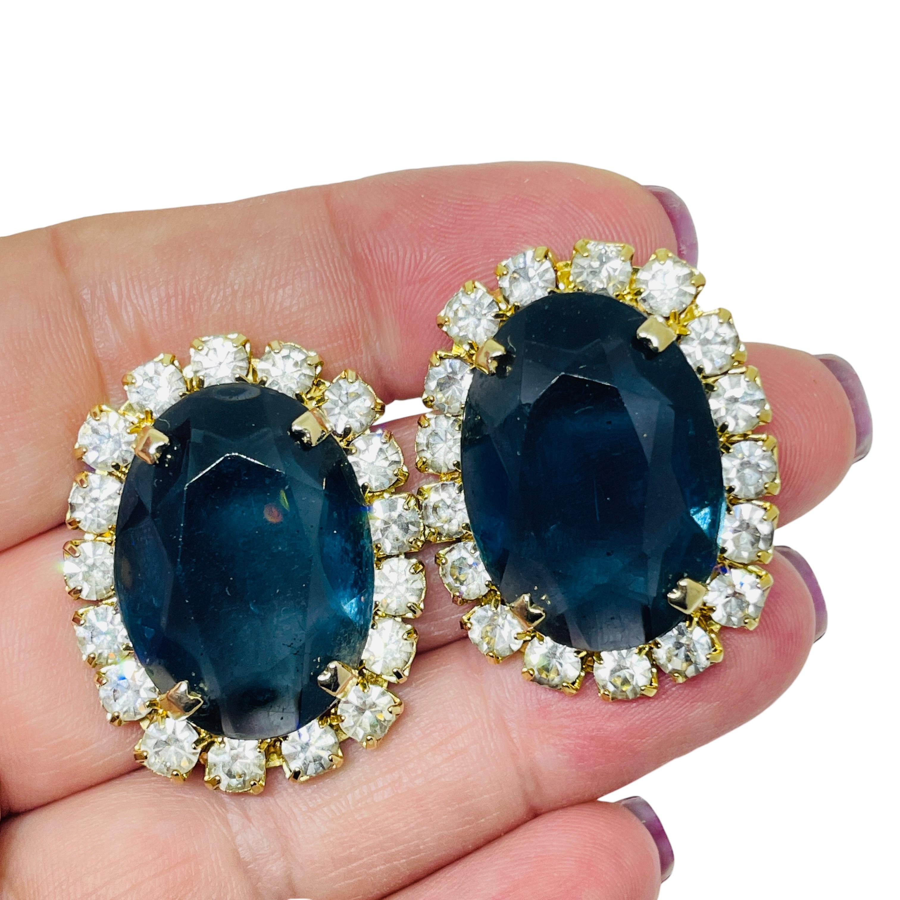 DETTAGLI

- senza segno

- tono oro con vetro

- orecchini vintage di design
 
MISURE  

- CONDIZIONE

-  ottime condizioni vintage con minimi segni di usura 

 Sku 54

❤️❤️   GIOIELLI DI DESIGN VINTAGE   ❤️❤️

❤️❤️  ALEXANDER'S BOUTIQUE  ❤️❤️