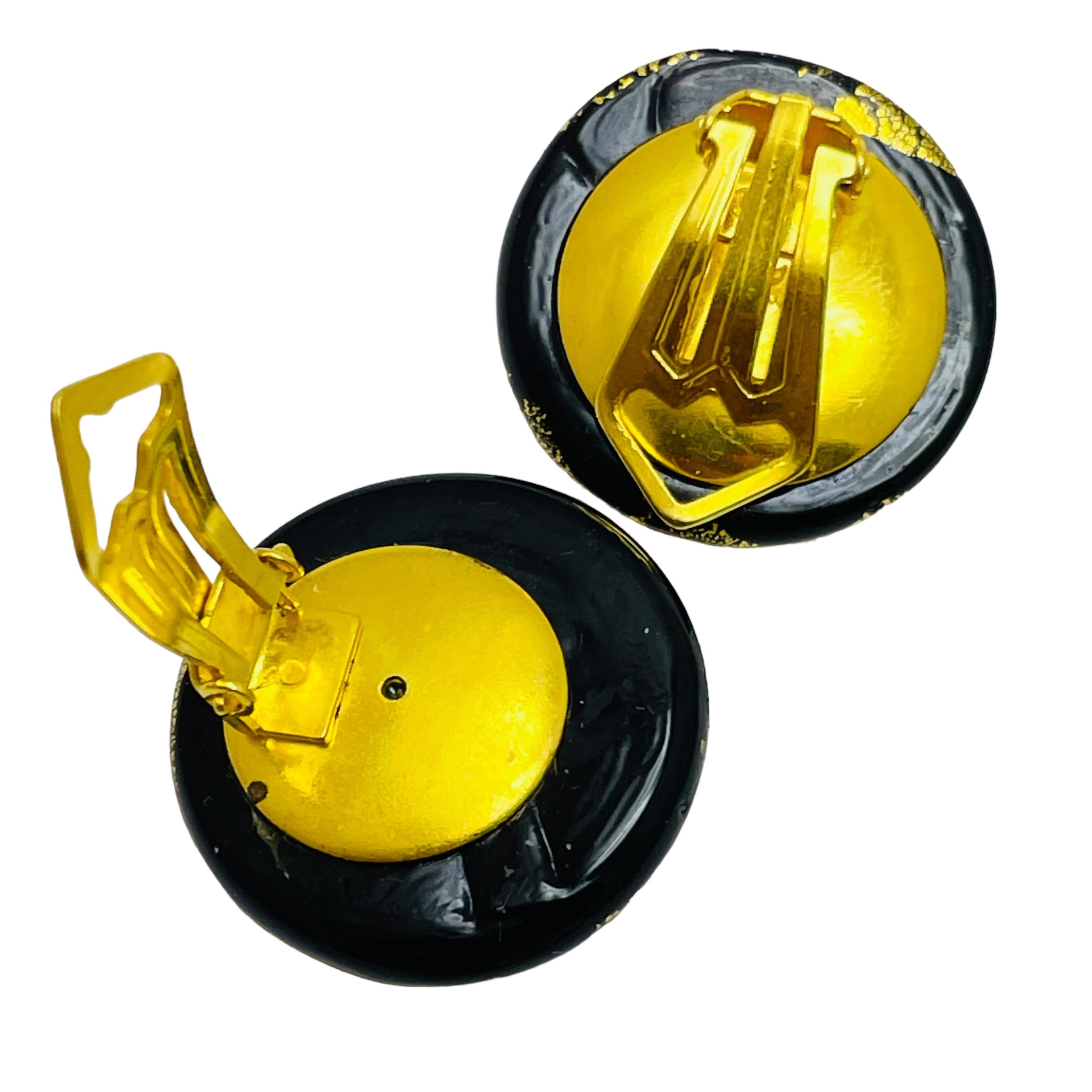 Vintage gold tone ITALIAN black glass designer clip on earrings In Good Condition For Sale In Palos Hills, IL
