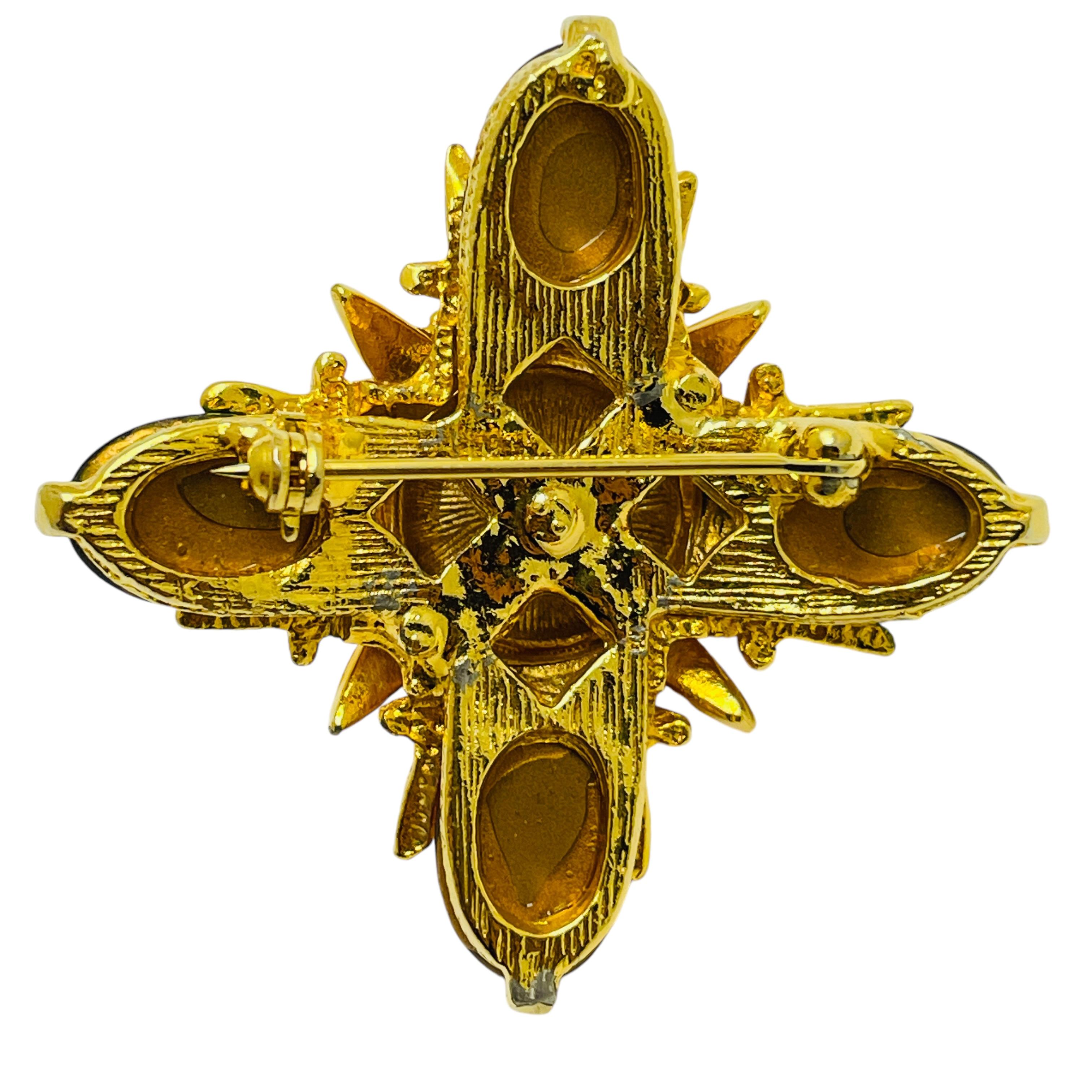 Vintage gold tone jewel pearl maltese cross designer brooch In Good Condition For Sale In Palos Hills, IL