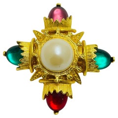 Broche vintage de diseño con cruz de malta de perlas y joyas en tono dorado