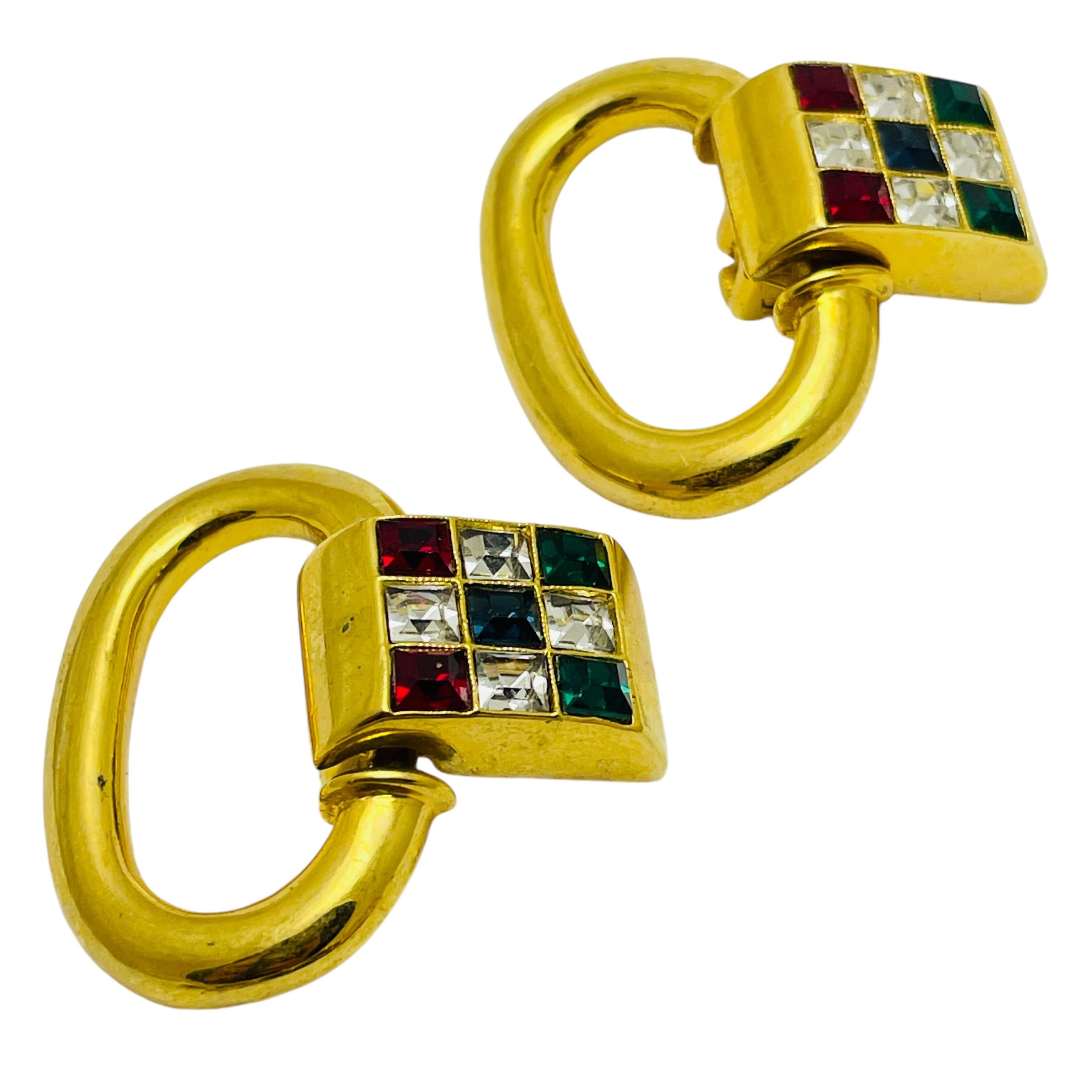 DETALLES

- firmado con iniciales

- tono dorado con strass 

- pendientes vintage de diseño

MEDIDAS  

- 

CONDICIÓN

-  muy buen estado vintage con mínimos signos de desgaste 

 Código 47

❤️❤️  JOYAS DE DISEÑO VINTAGE ❤️❤️

❤️❤️  BOUTIQUE DE