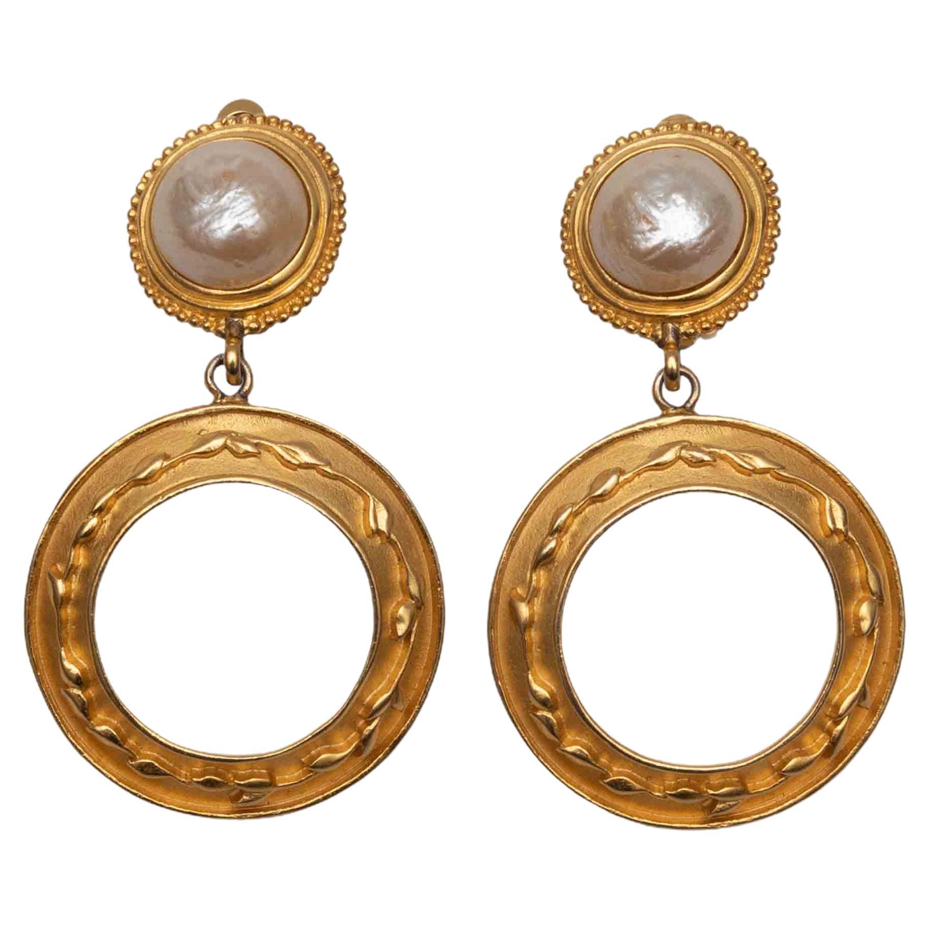 Boucles d'oreilles clips vintage Karl Lagerfeld en or et fausses perles