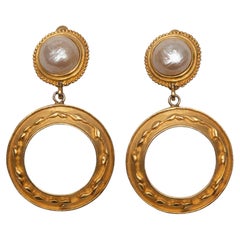 Boucles d'oreilles clips vintage Karl Lagerfeld en or et fausses perles