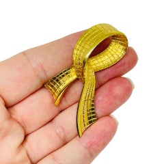 Vintage gold tone knot ribbon massive designer brooch