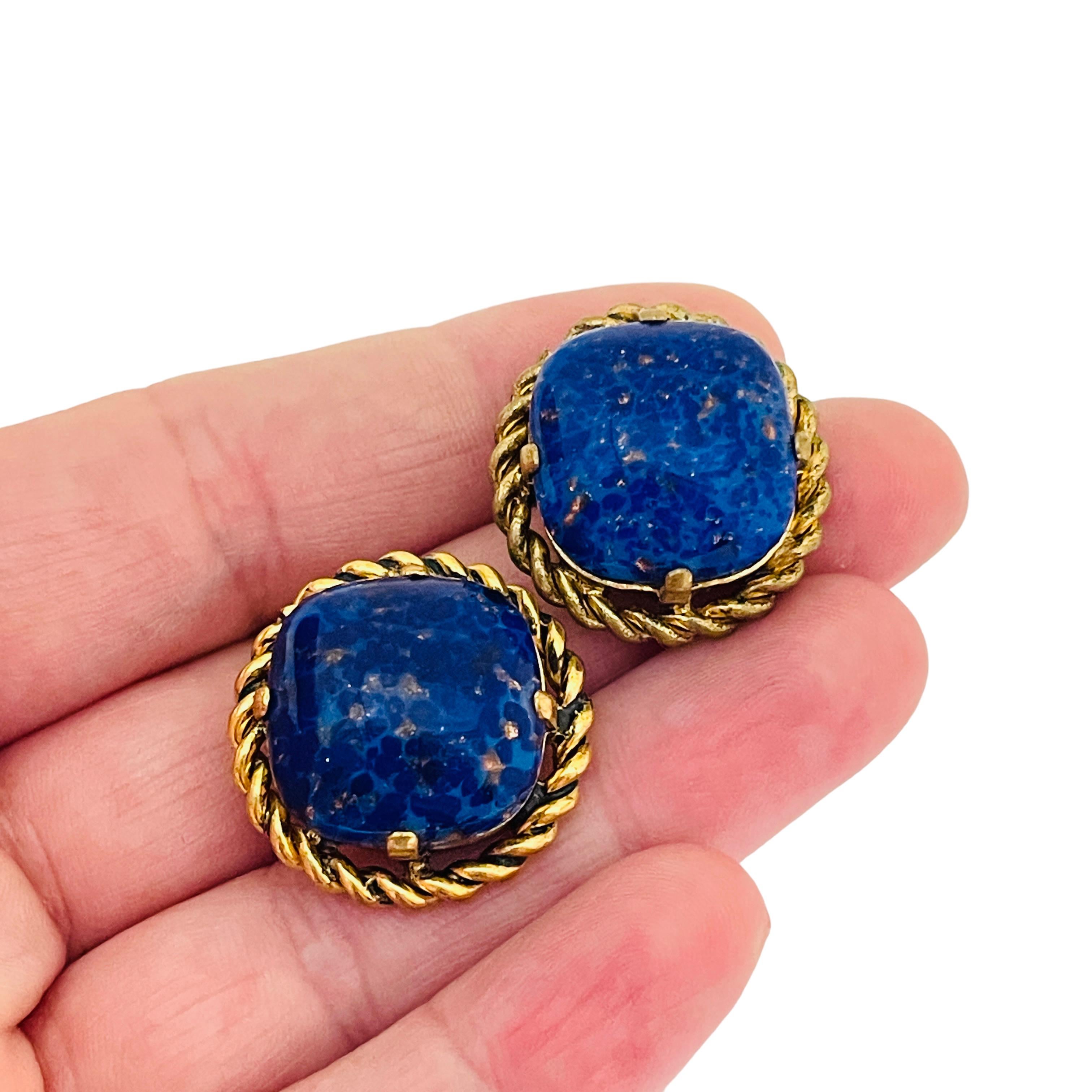 DETAILS

- • ohne Vorzeichen

- • goldfarben mit Glassteinen

- • Vintage-Designer-Ohrringe  

MASSNAHMEN  

- • 

CONDIT

- •  sehr guter Vintage-Zustand mit minimalen Gebrauchsspuren 

 Sku 33

❤️❤️   VINTAGE-DESIGNER-SCHMUCK   ❤️❤️

❤️❤️ 