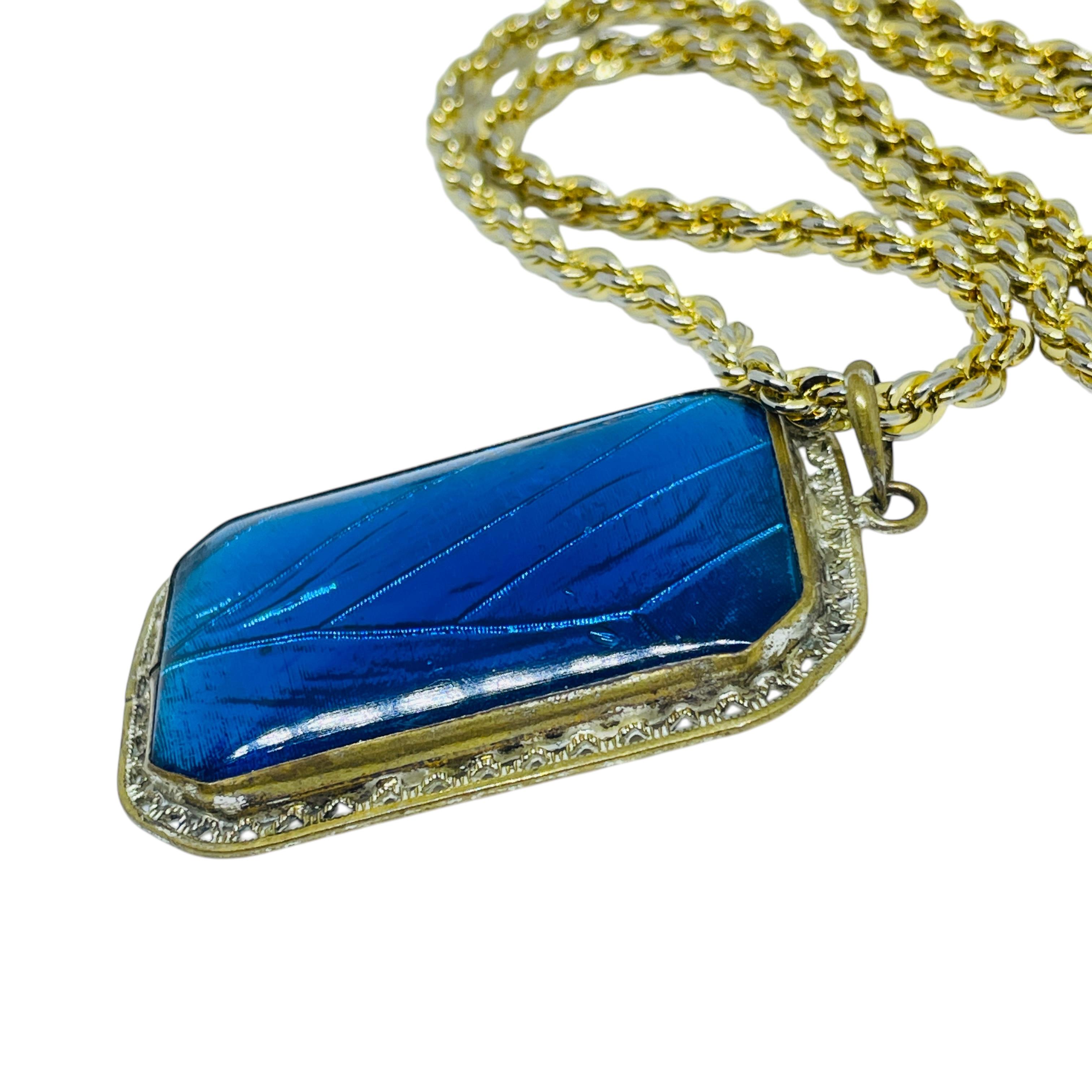 Collana con ciondolo grande in resina blu vintage in tonalità oro In condizioni buone in vendita a Palos Hills, IL