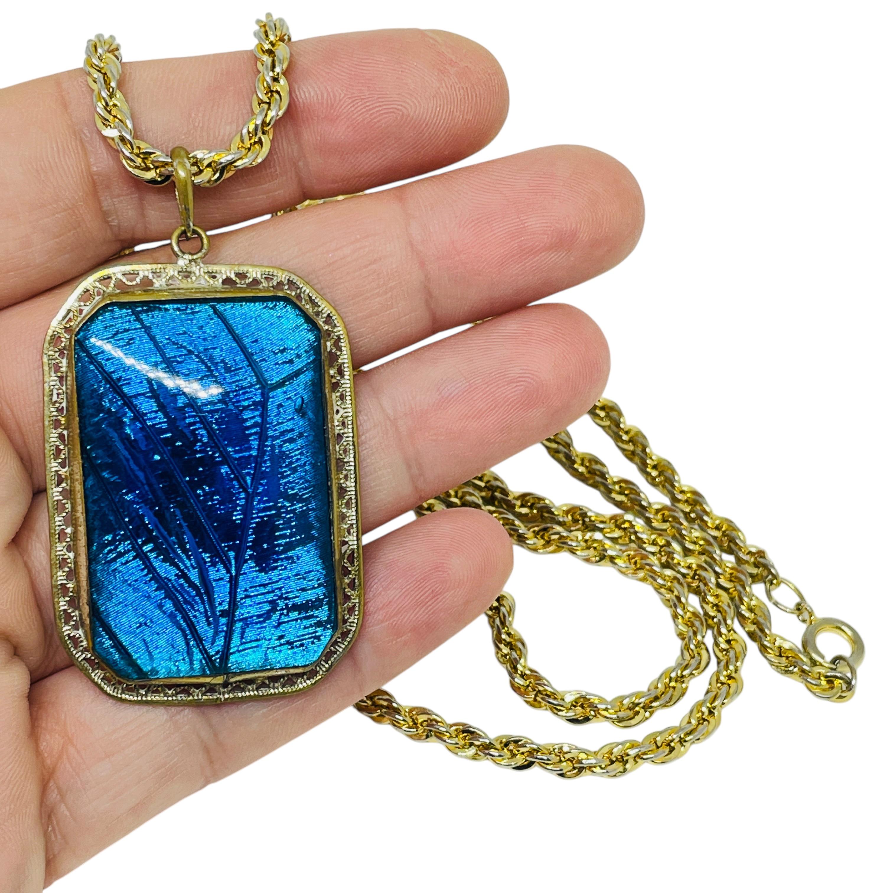 Collana con ciondolo grande in resina blu vintage in tonalità oro in vendita 1