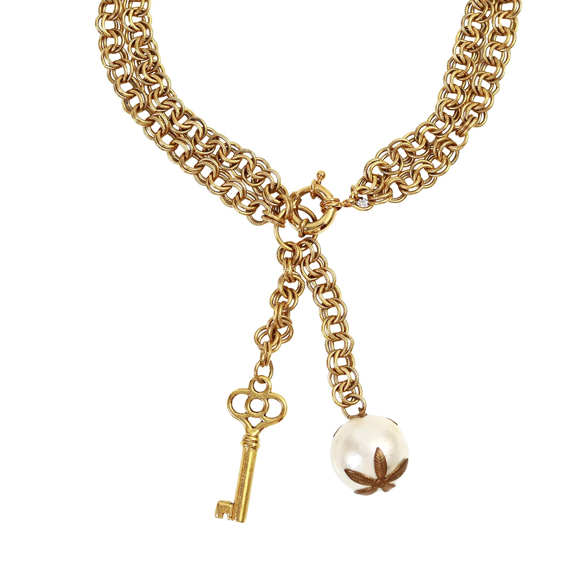 Collana vintage in tonalità oro con chiavi a goccia e perle finte CIRCA 1980 in vendita 3