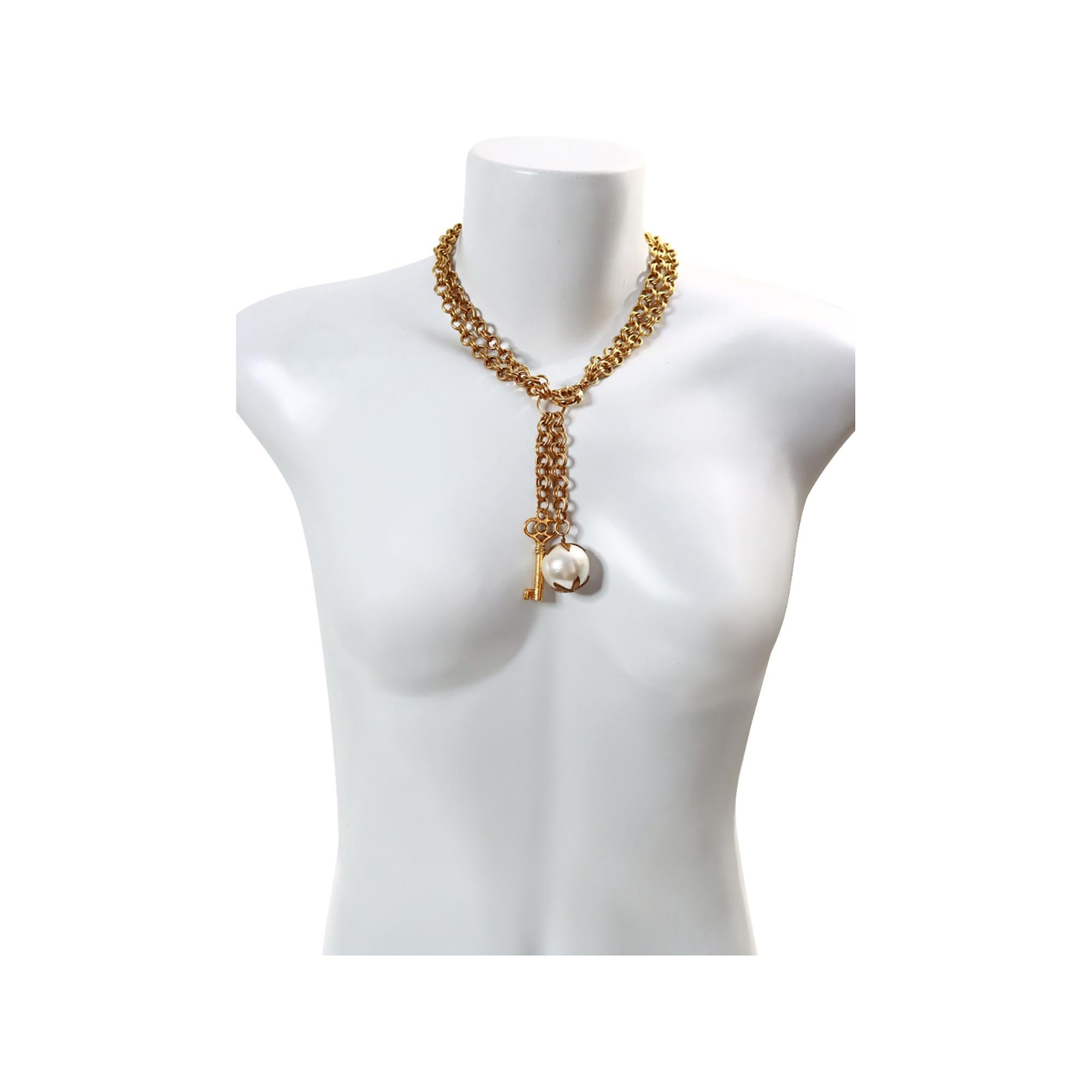 Moderno Collana vintage in tonalità oro con chiavi a goccia e perle finte CIRCA 1980 in vendita