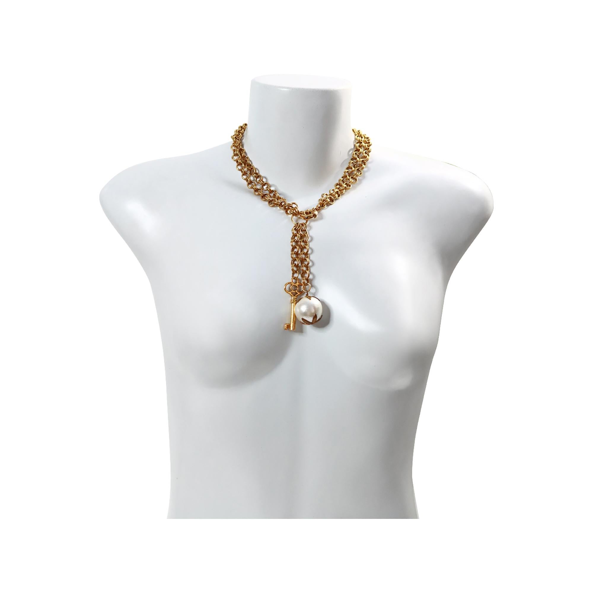 Collana vintage in tonalità oro con chiavi a goccia e perle finte CIRCA 1980 In condizioni buone in vendita a New York, NY