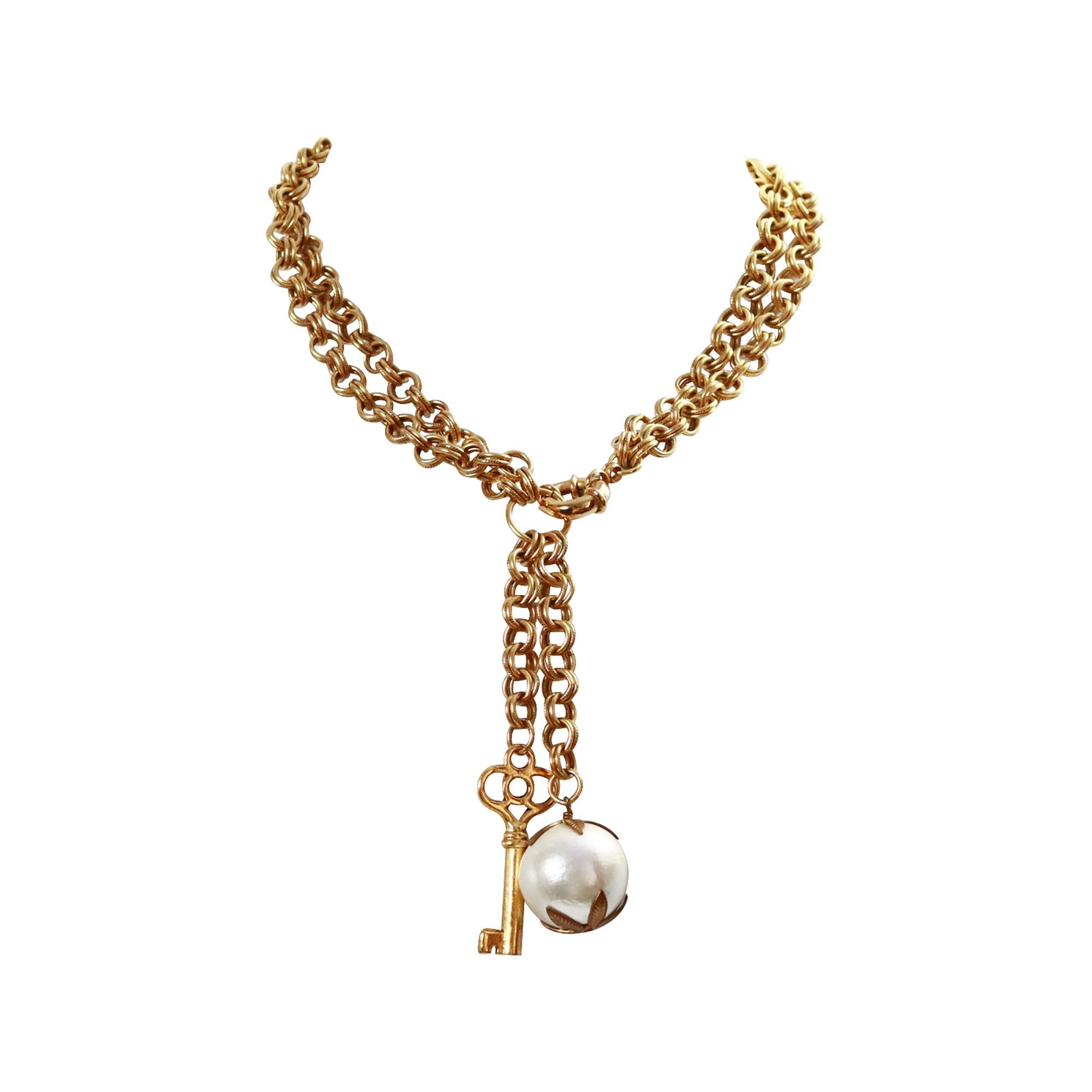 Collana vintage in tonalità oro con chiavi a goccia e perle finte CIRCA 1980 in vendita 2