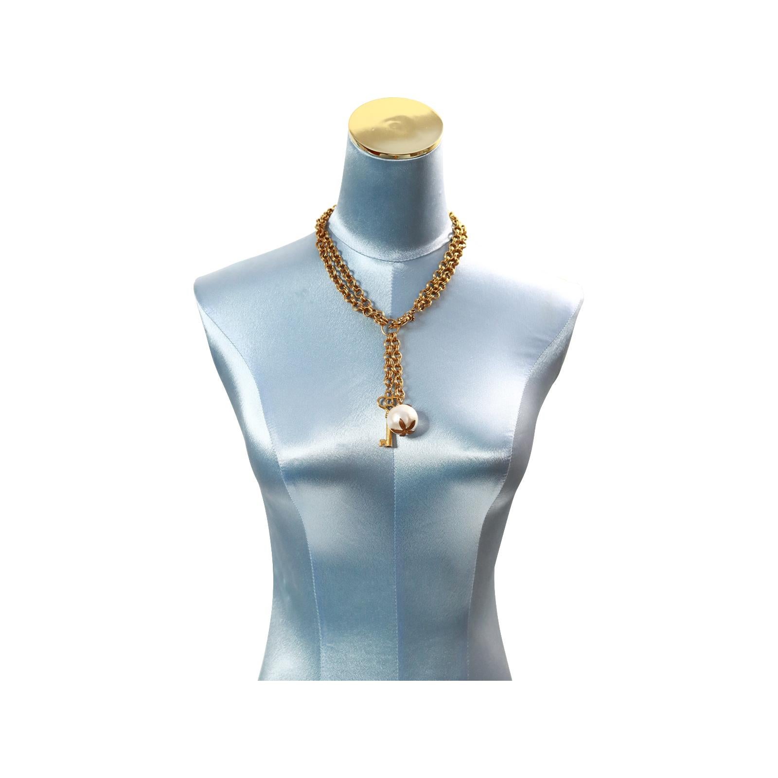 Vintage Goldfarbene Lariat-Halskette mit tropfenförmigem Schlüssel und Perlen, ca. 1980er Jahre im Angebot 3