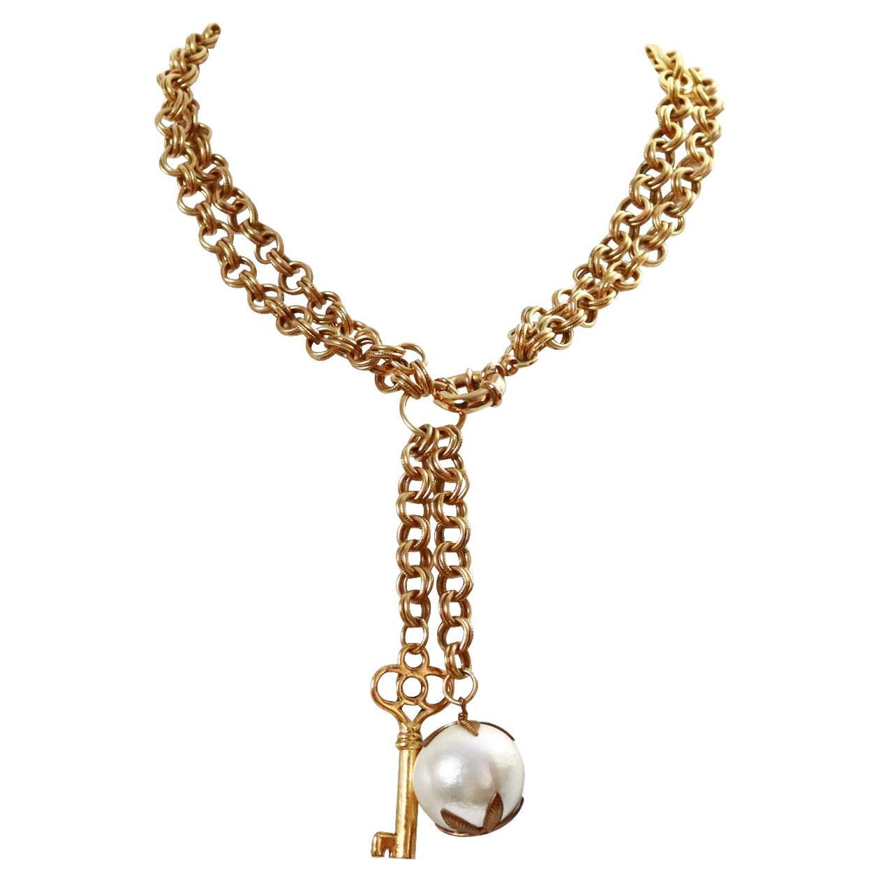 Vintage Goldfarbene Lariat-Halskette mit tropfenförmigem Schlüssel und Perlen, ca. 1980er Jahre im Angebot