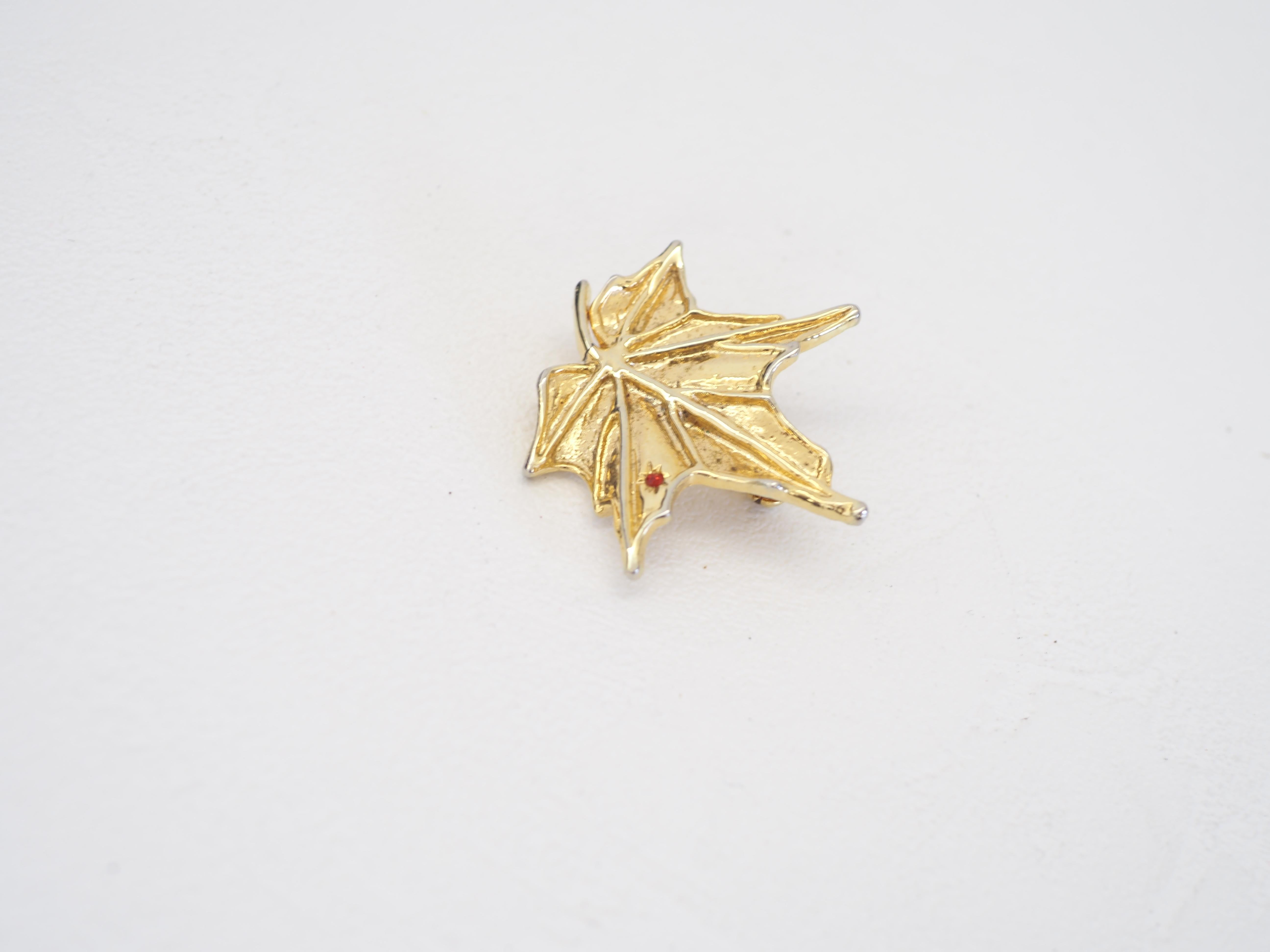 Broche vintage en forme de feuille d'or en vente 1