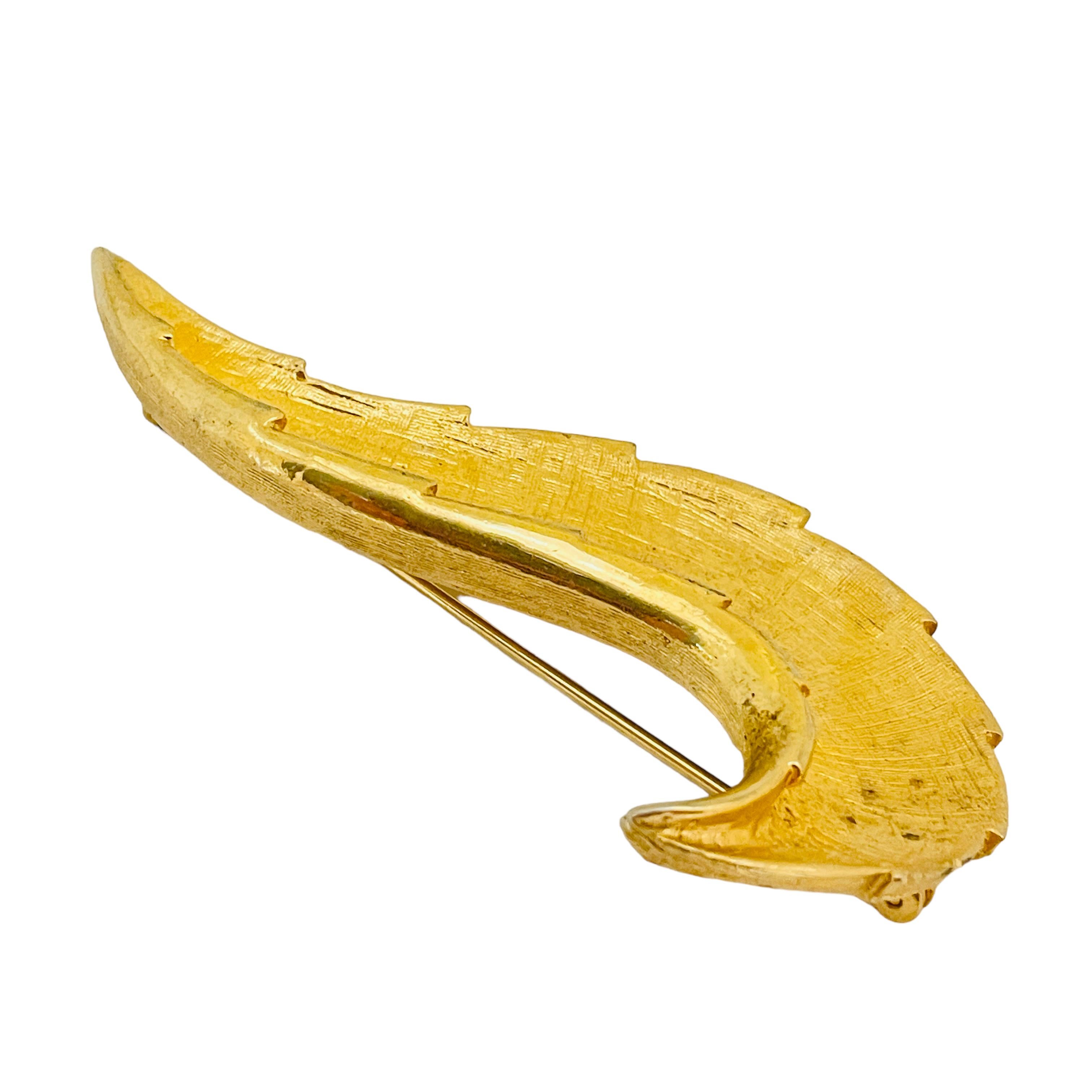 Women's or Men's Vintage gold tone leaf brooch For Sale
