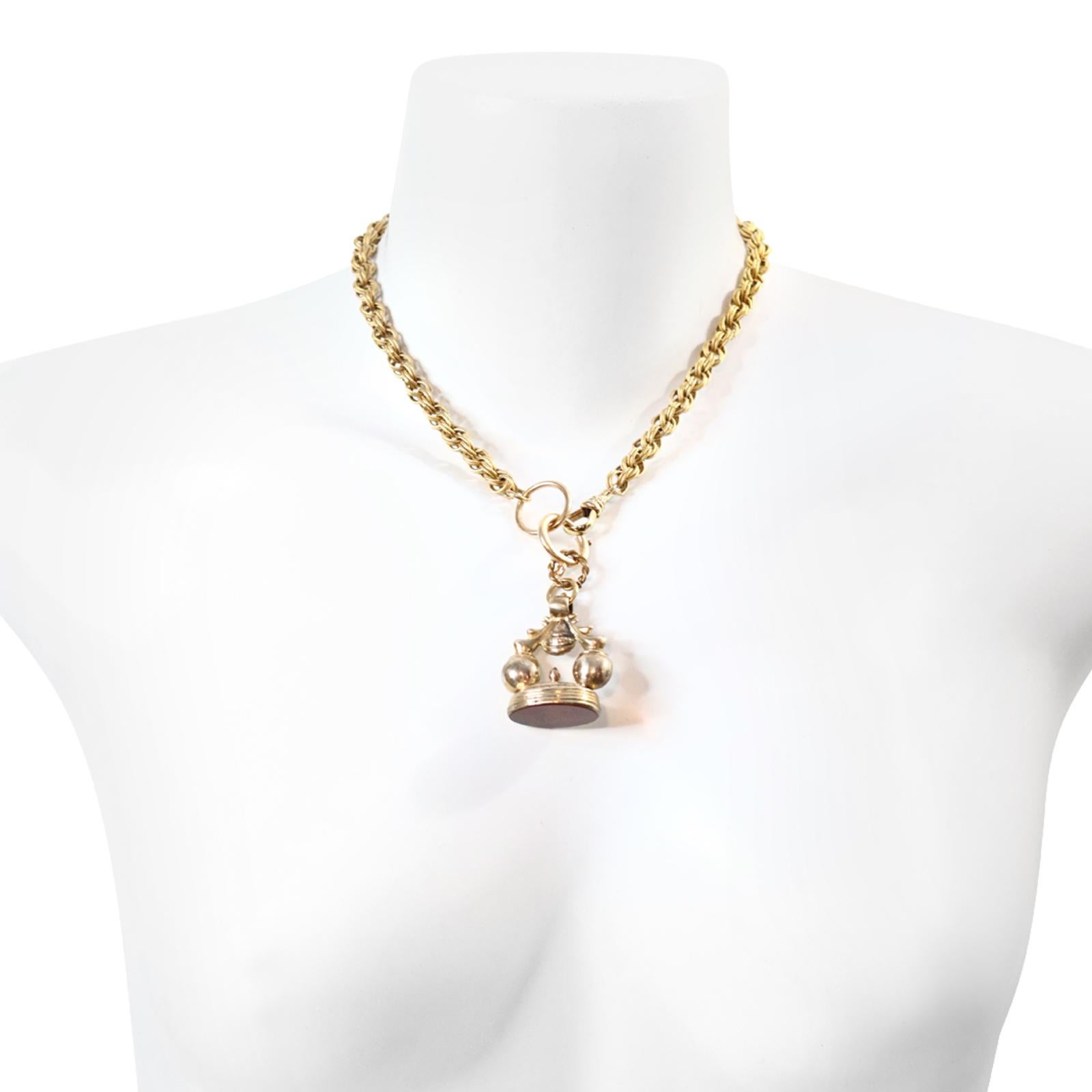 Collana a maglie in tonalità oro d'epoca con fodero edoardiano, circa 1910. Il Fob è caratterizzato da una pietra liscia, simile al marmo, alla base.  Il bracciale misura 1,75