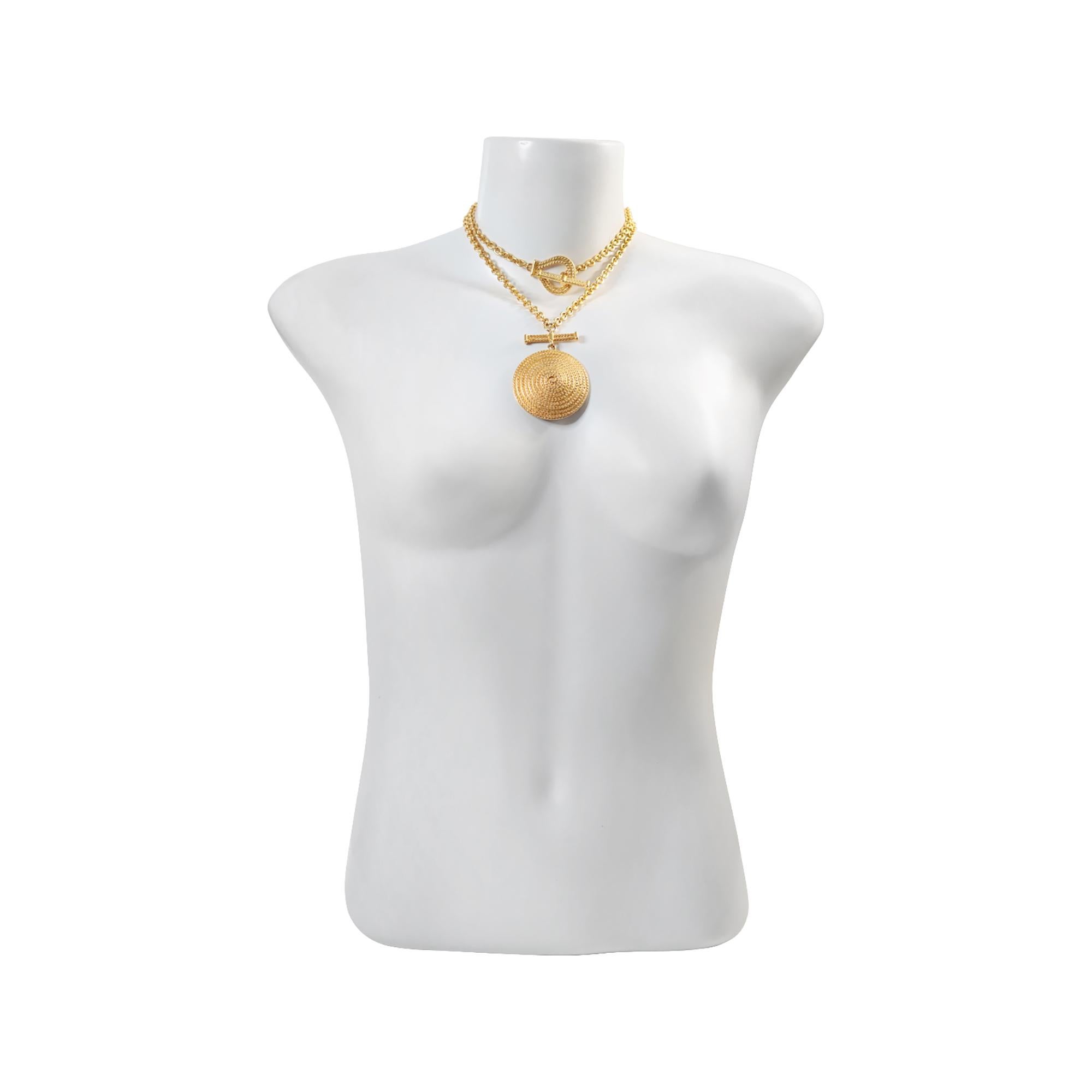 Collar vintage de eslabones dorados con cierre de lazo años 90 en Bueno estado para la venta en New York, NY