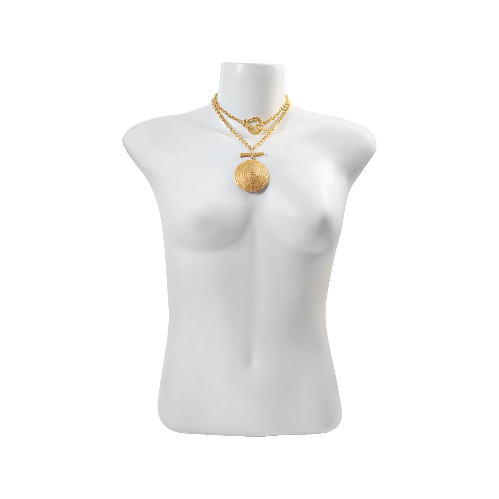 Vintage Gold Tone Link Necklace With Lariat Closure Circa 1990s In Good Condition For Sale In New York, NY