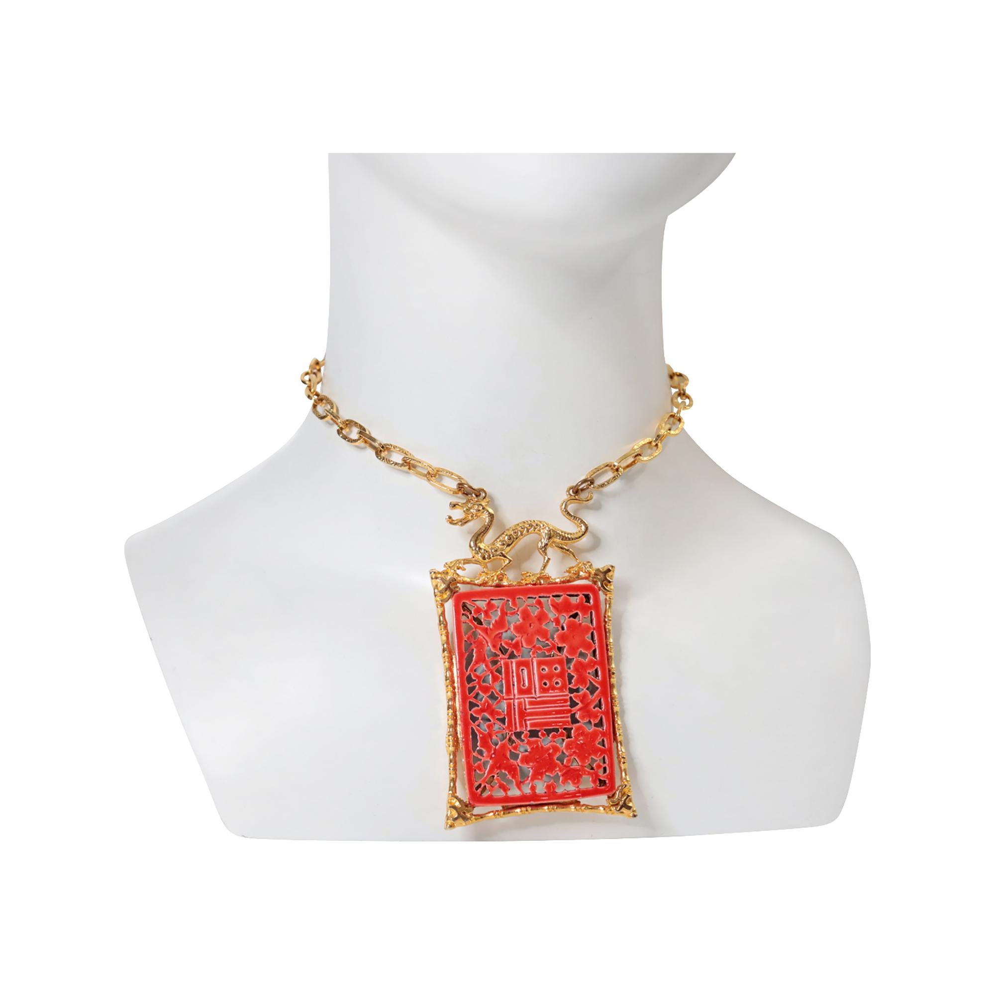 Collana vintage A Link in tonalità oro con smalto rosso Circa anni '70.  Questo pezzo è così chic.  Si tratta di un pezzo in smalto rosso con un drago d'oro in cima, sostenuto da due linee di maglie che formano la collana.  L'arte firma questo.  Non