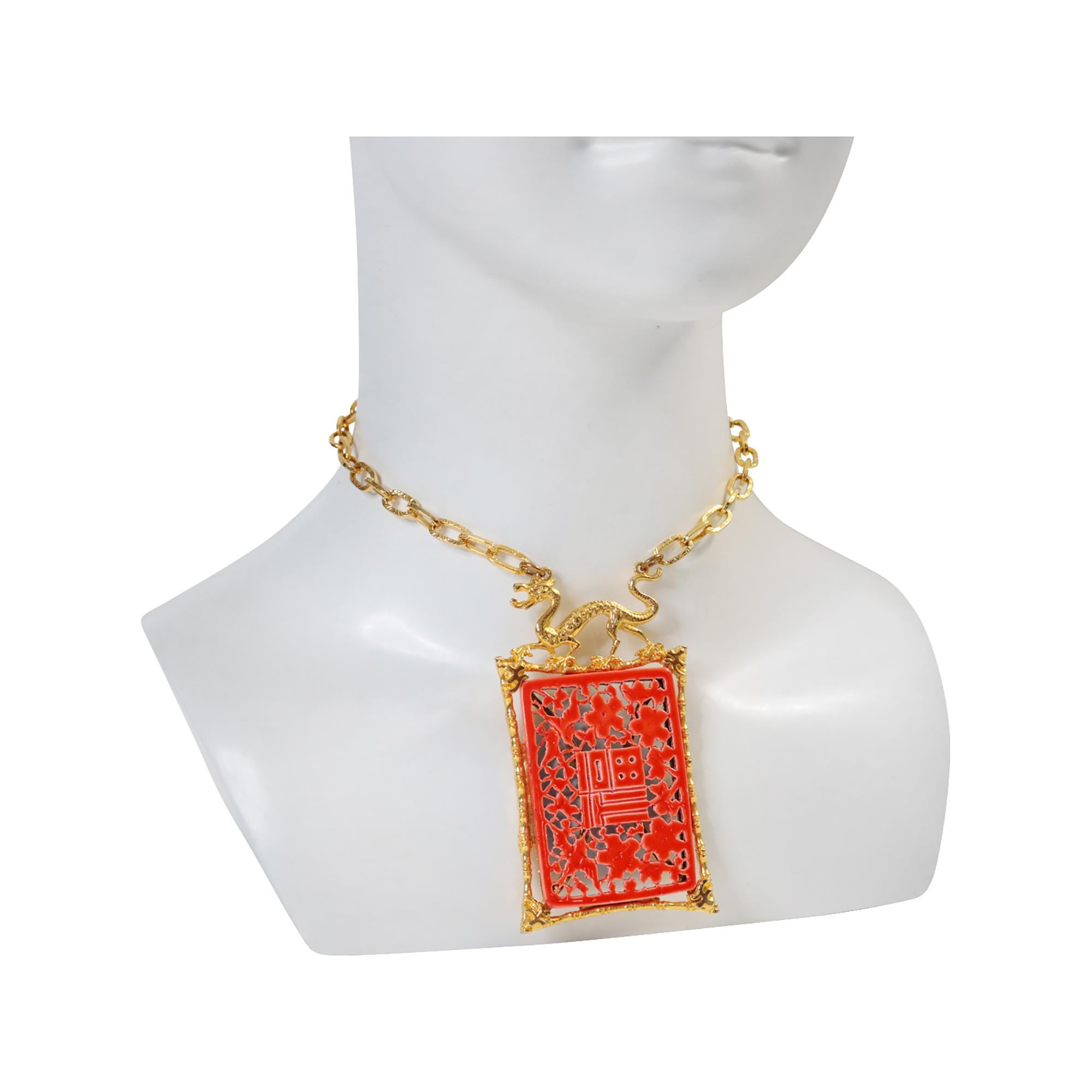 Moderno Collana vintage A Link in tonalità oro con smalto rosso, circa anni '70 in vendita