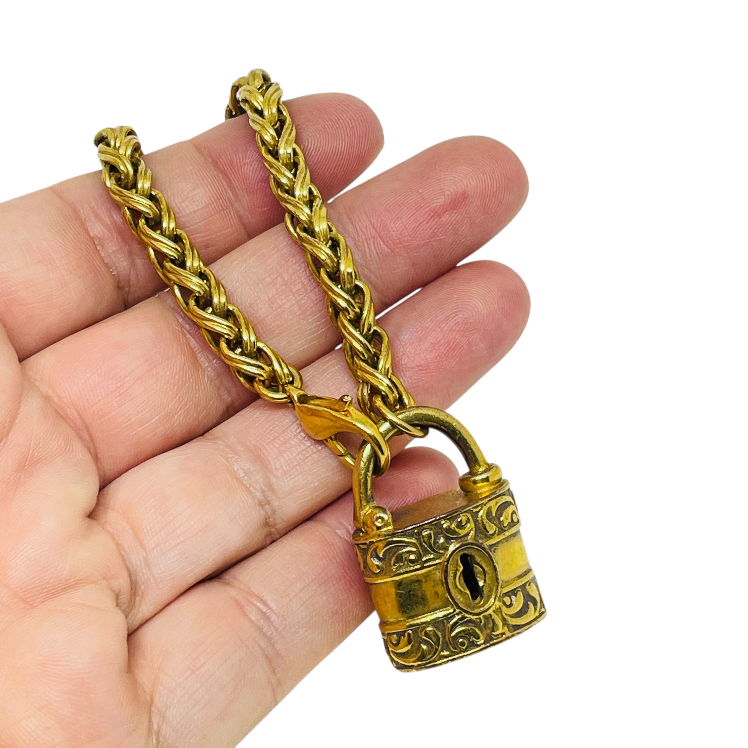 DETTAGLI

- senza segno 

- tono oro 

- bracciale vintage di design
 
MISURE  

- CONDIZIONE

-  ottime condizioni vintage con minimi segni di usura 

 Sku 57

❤️❤️   GIOIELLI DI DESIGN VINTAGE   ❤️❤️

❤️❤️  ALEXANDER'S BOUTIQUE  ❤️❤️