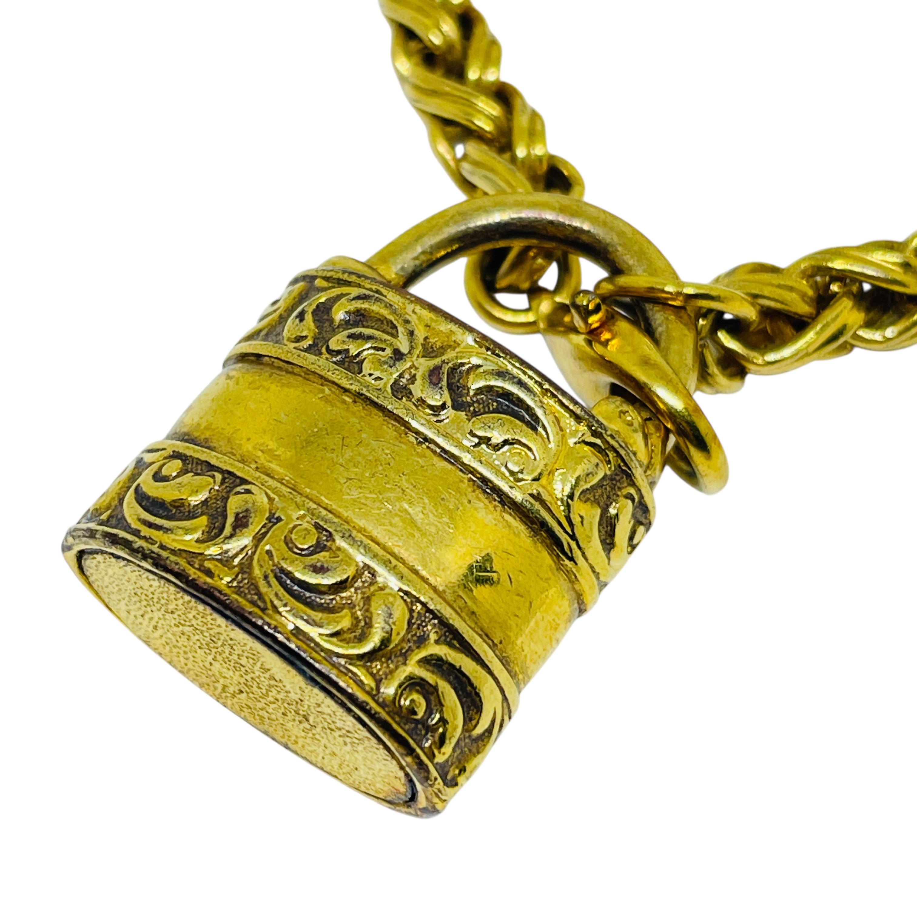 Bracciale vintage con catena di charm in tonalità oro In condizioni buone in vendita a Palos Hills, IL