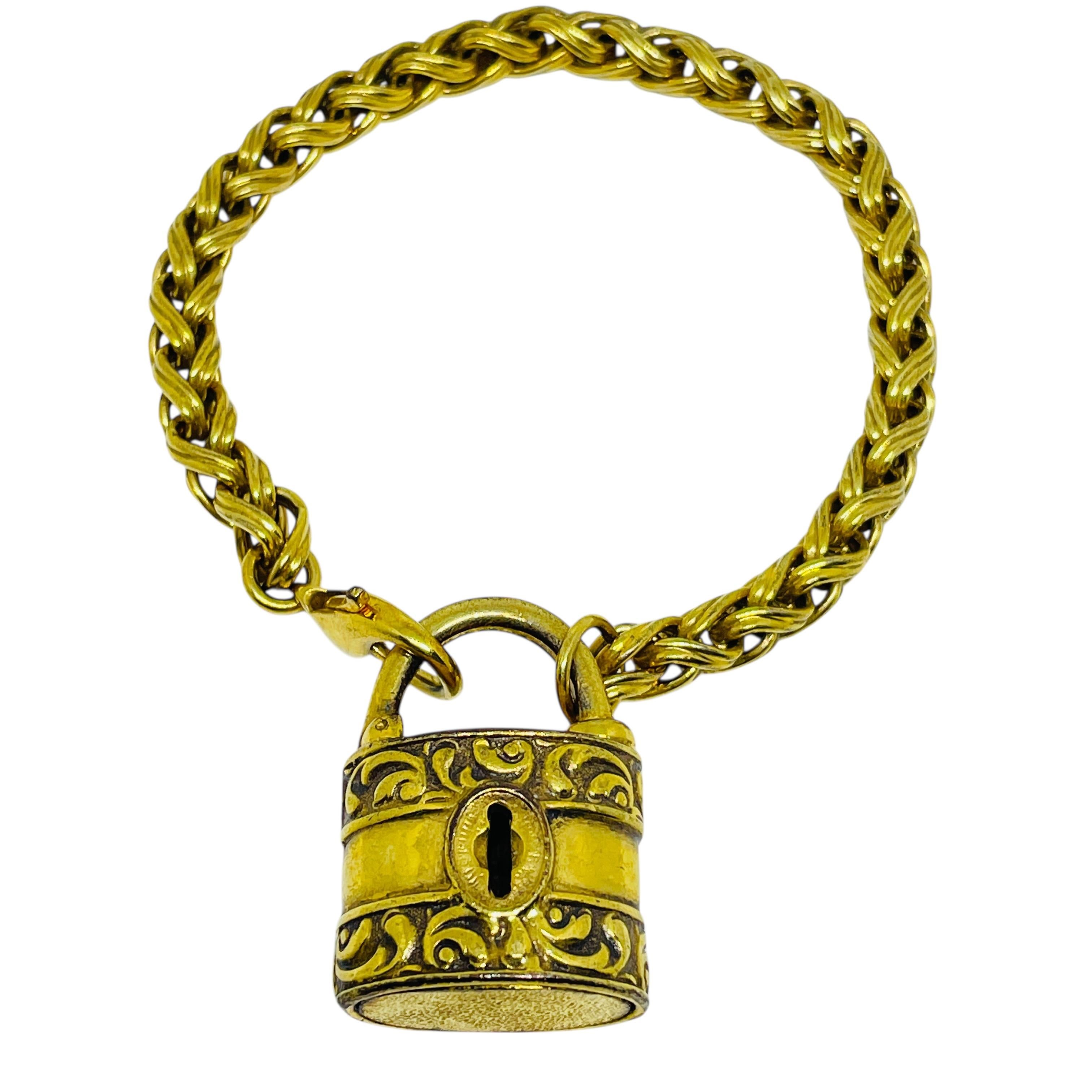 Bracciale vintage con catena di charm in tonalità oro in vendita 1