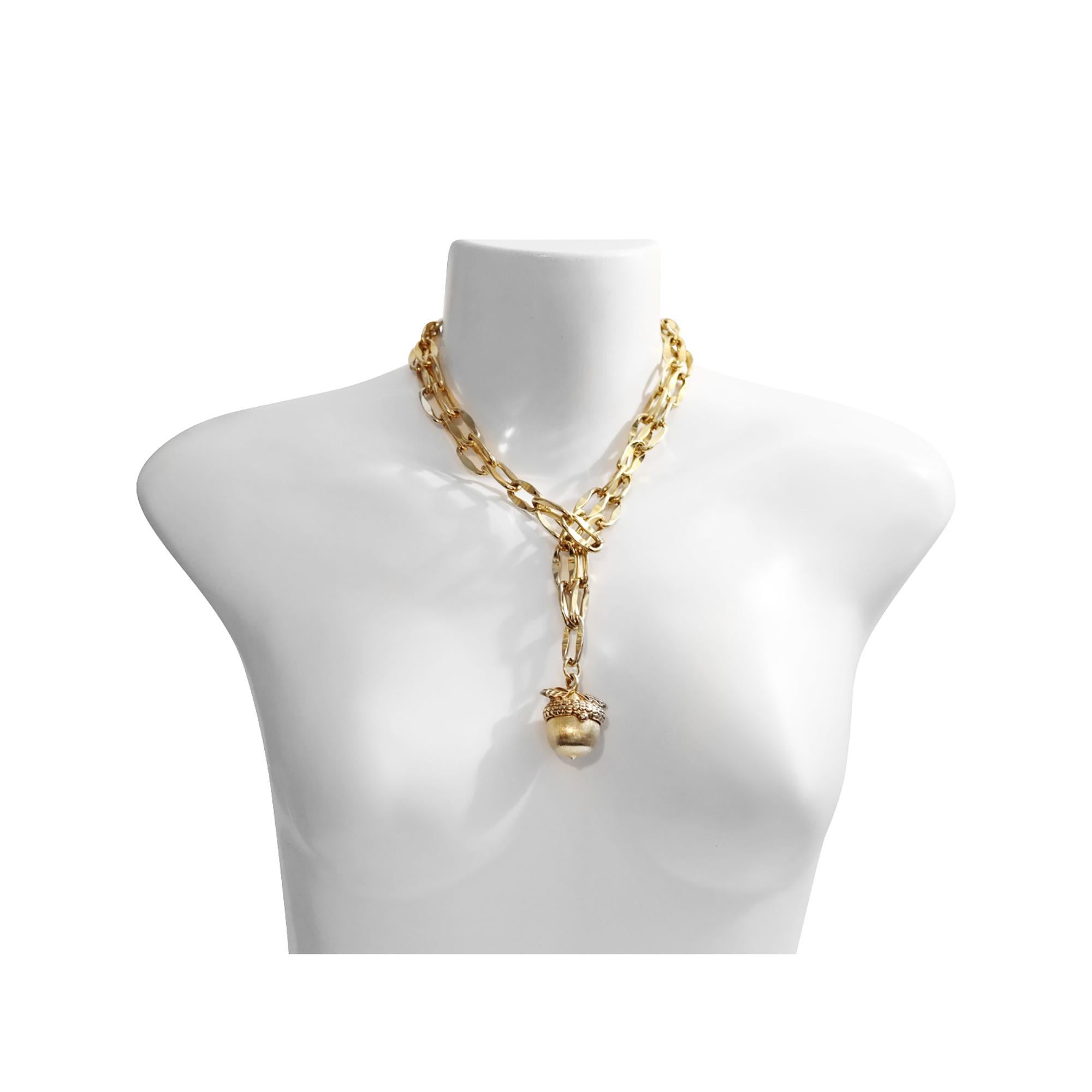 Vintage Gold Tone Long Link Chain mit Dangling Öffnung Fob CIRCA 1980er Jahre. Dieses tolle Stück verfügt über einen zu öffnenden Anhänger, der ein silbernes Eichhörnchen enthält, das im Inneren des nussförmigen Bobs baumelt. Das ist clever und ein