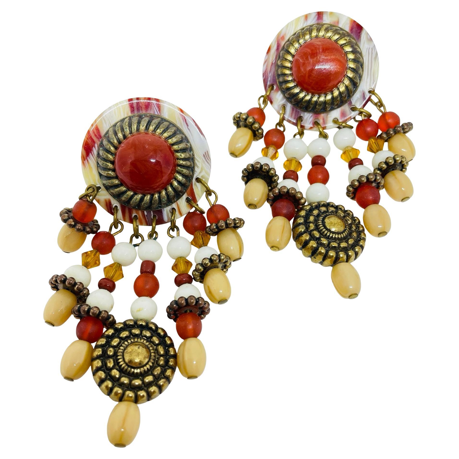 Pendientes de clip vintage de los años 80 con cuentas de lucita en tono dorado en venta