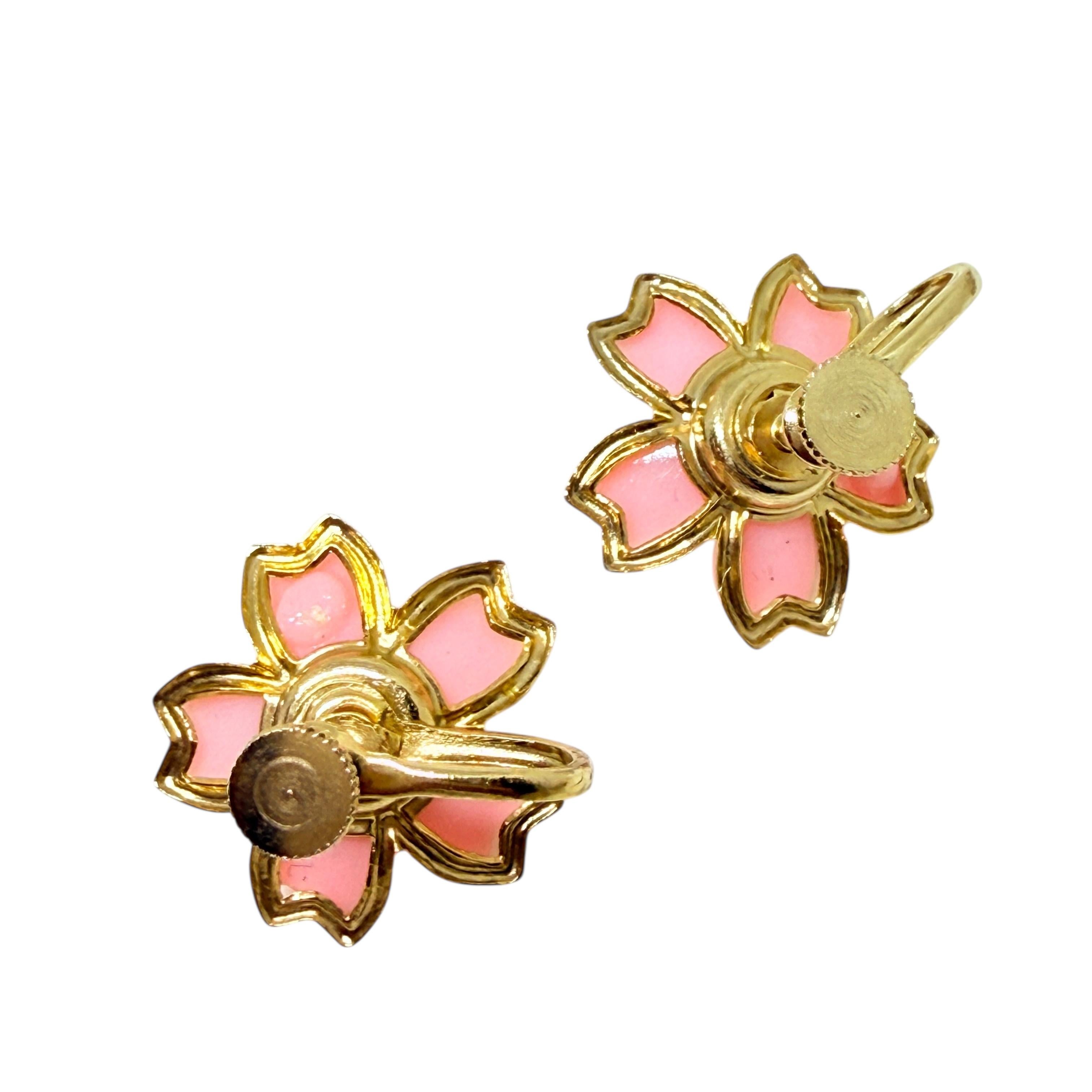 Orecchini a vite d'epoca in lucite dorata con piccolo fiore di design In condizioni buone in vendita a Palos Hills, IL